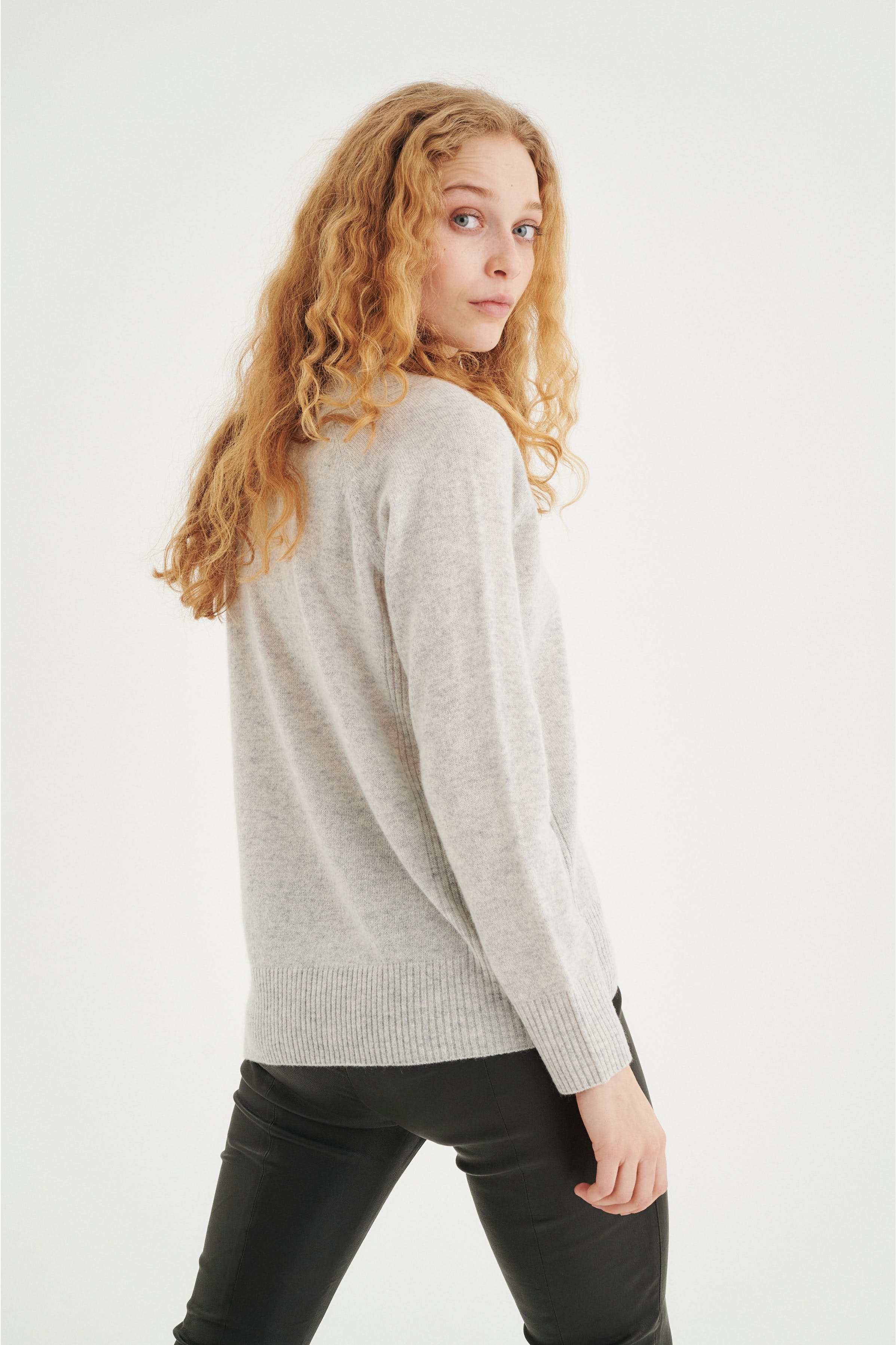 LukkaIW V-neck Cashmere Pullover LOOKBOOK BACK 30104240-10045