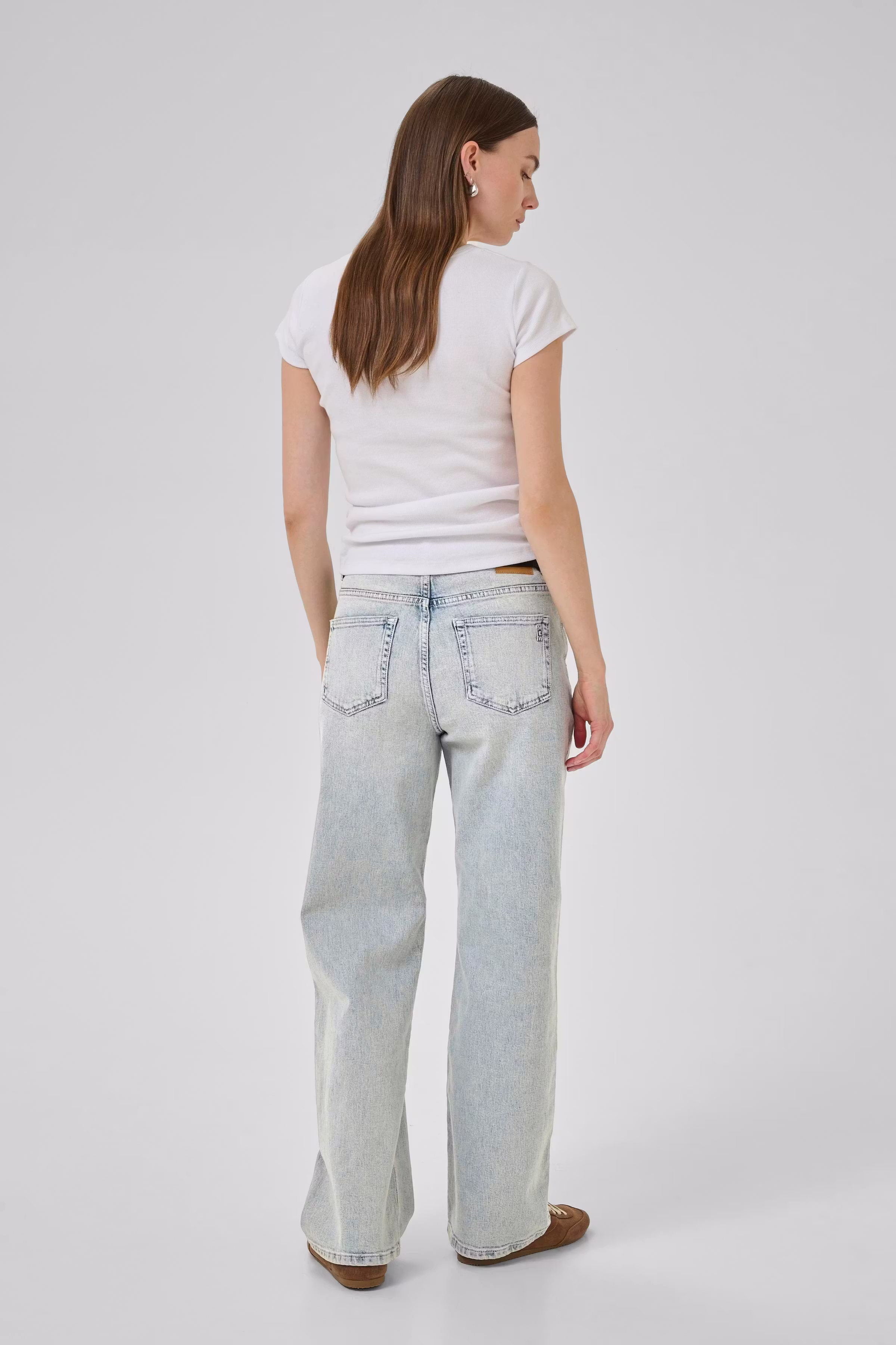 05 THE LOUIS HIGH WIDE JEANS LOOKBOOK BACK 10704222-100050
