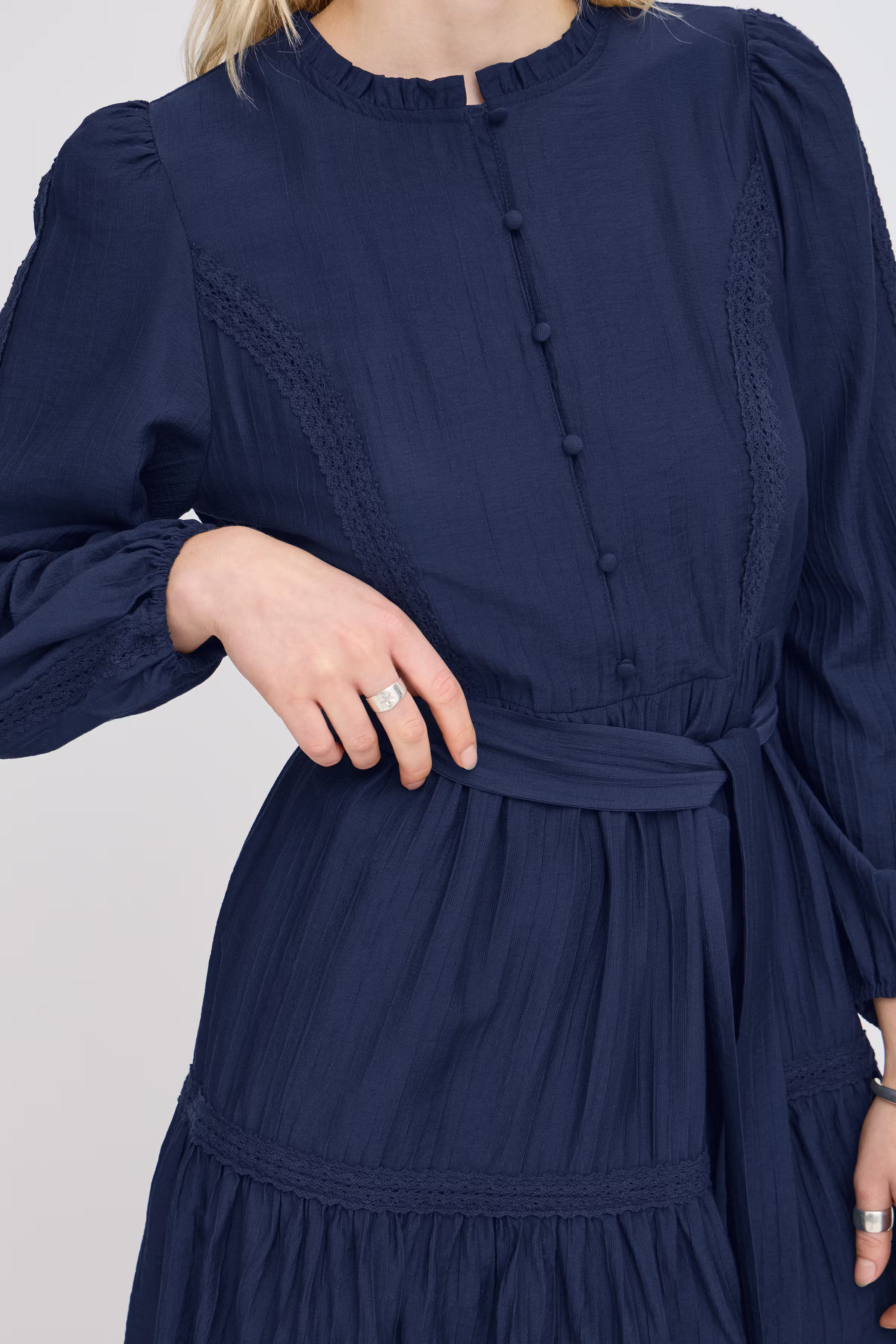 IHEVINA Kjole LOOKBOOK DETAIL 20122441-194010