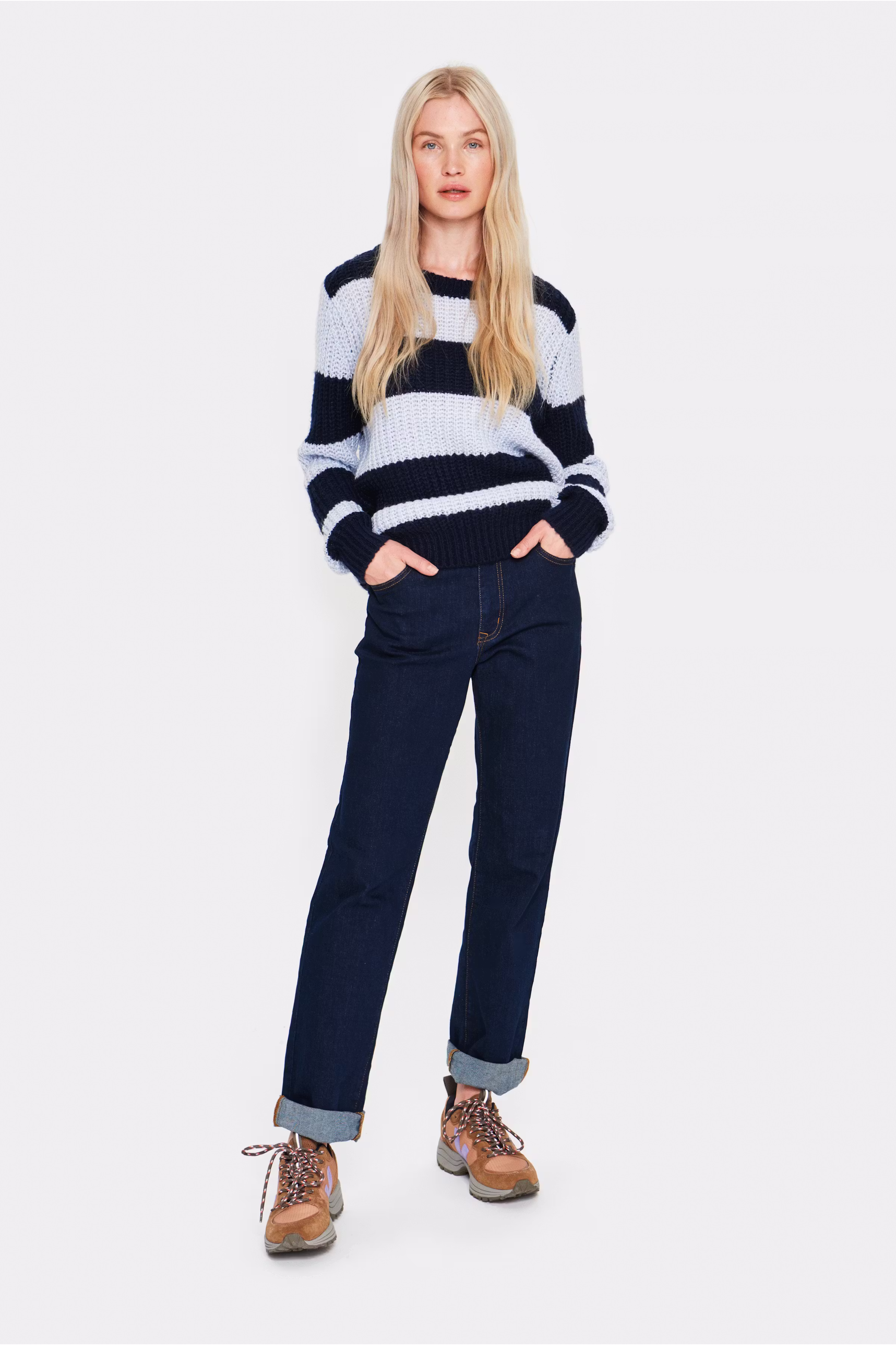 BrookeSZ Pullover Striped



 LOOKBOOK FRONT 30511428-193924