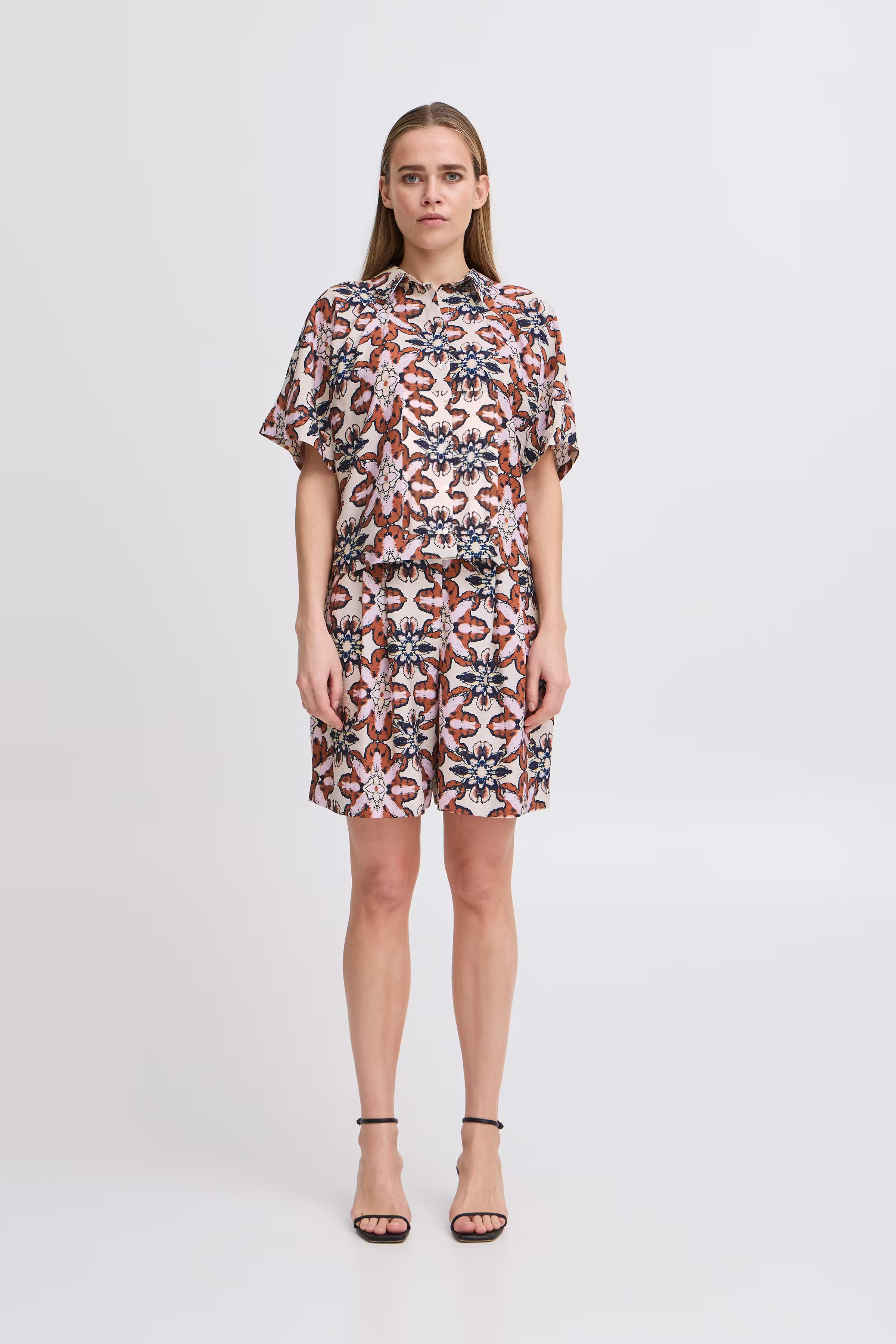 IHZASHA Kortærmet skjorte LOOKBOOK FRONT 20122977-204446