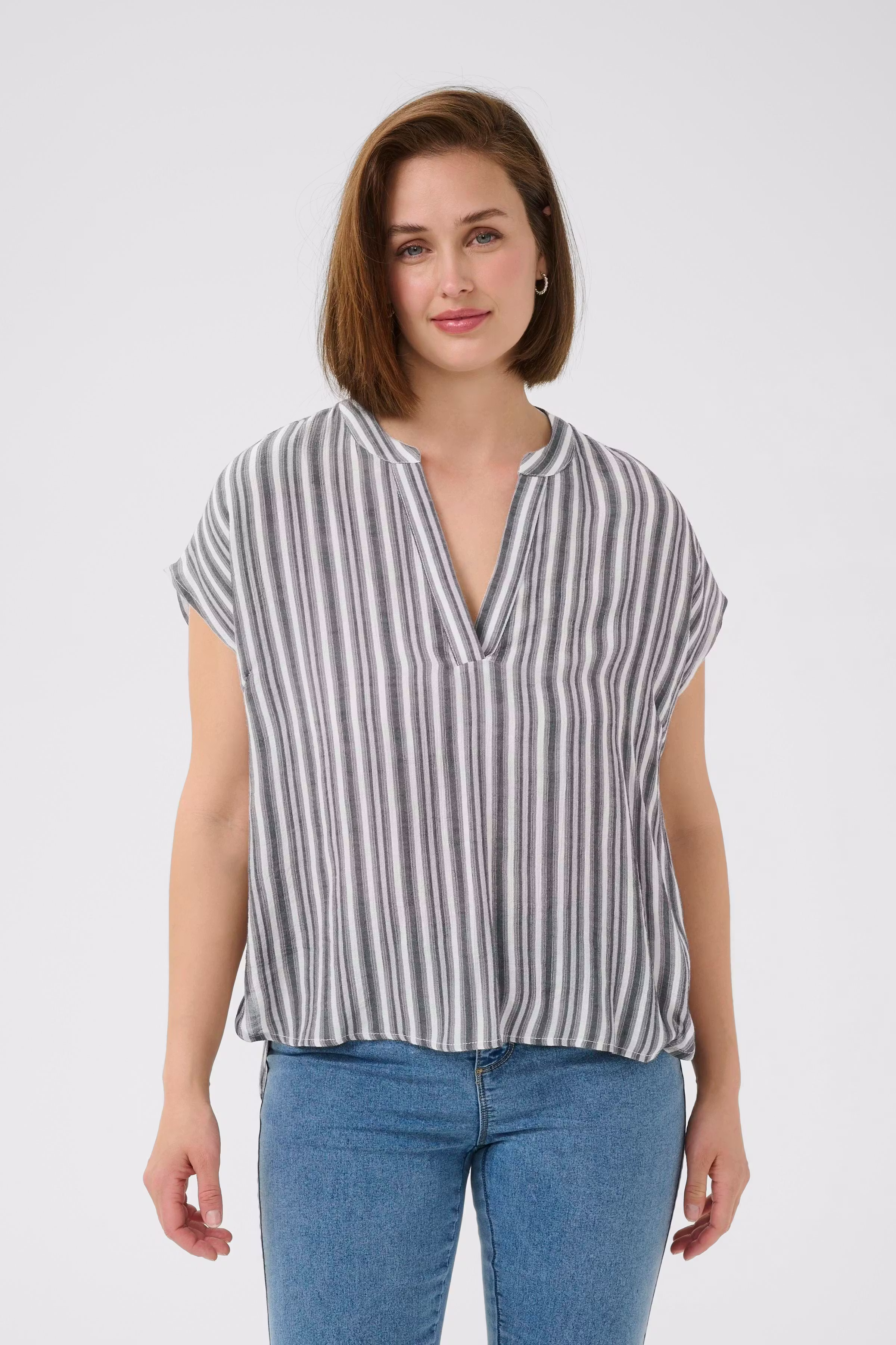 KAanja Bluse LOOKBOOK FRONT 10510118-107947