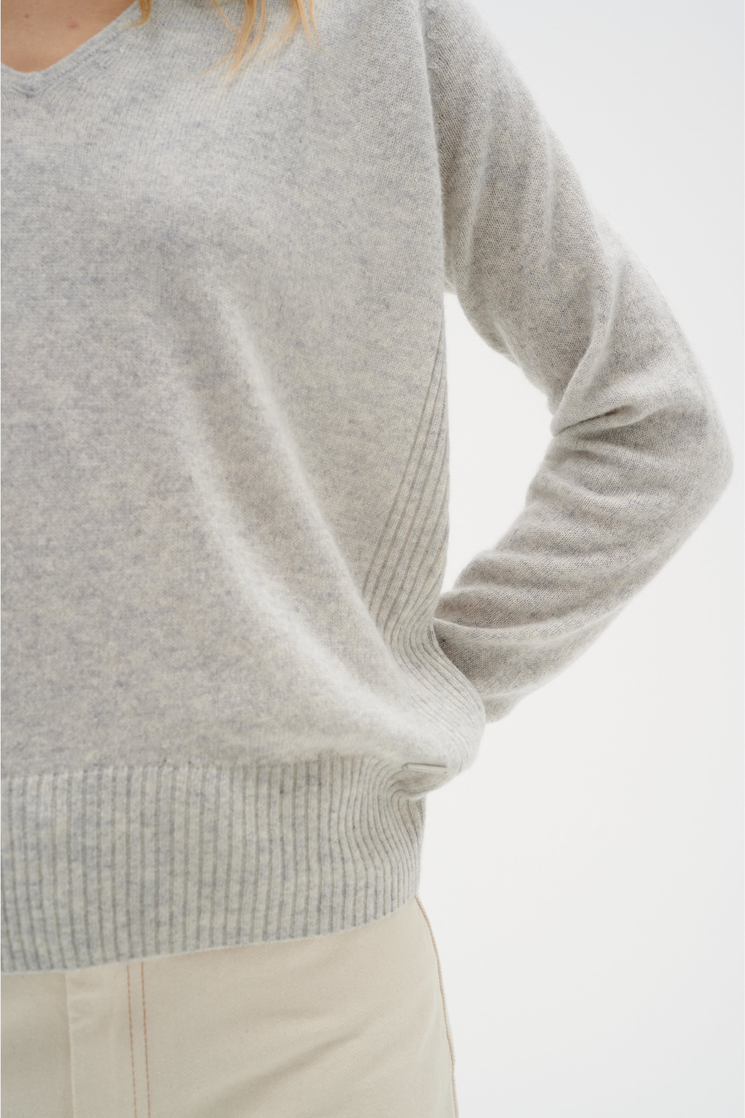 LukkaIW V-neck Cashmere Pullover LOOKBOOK DETAIL 30104240-10045