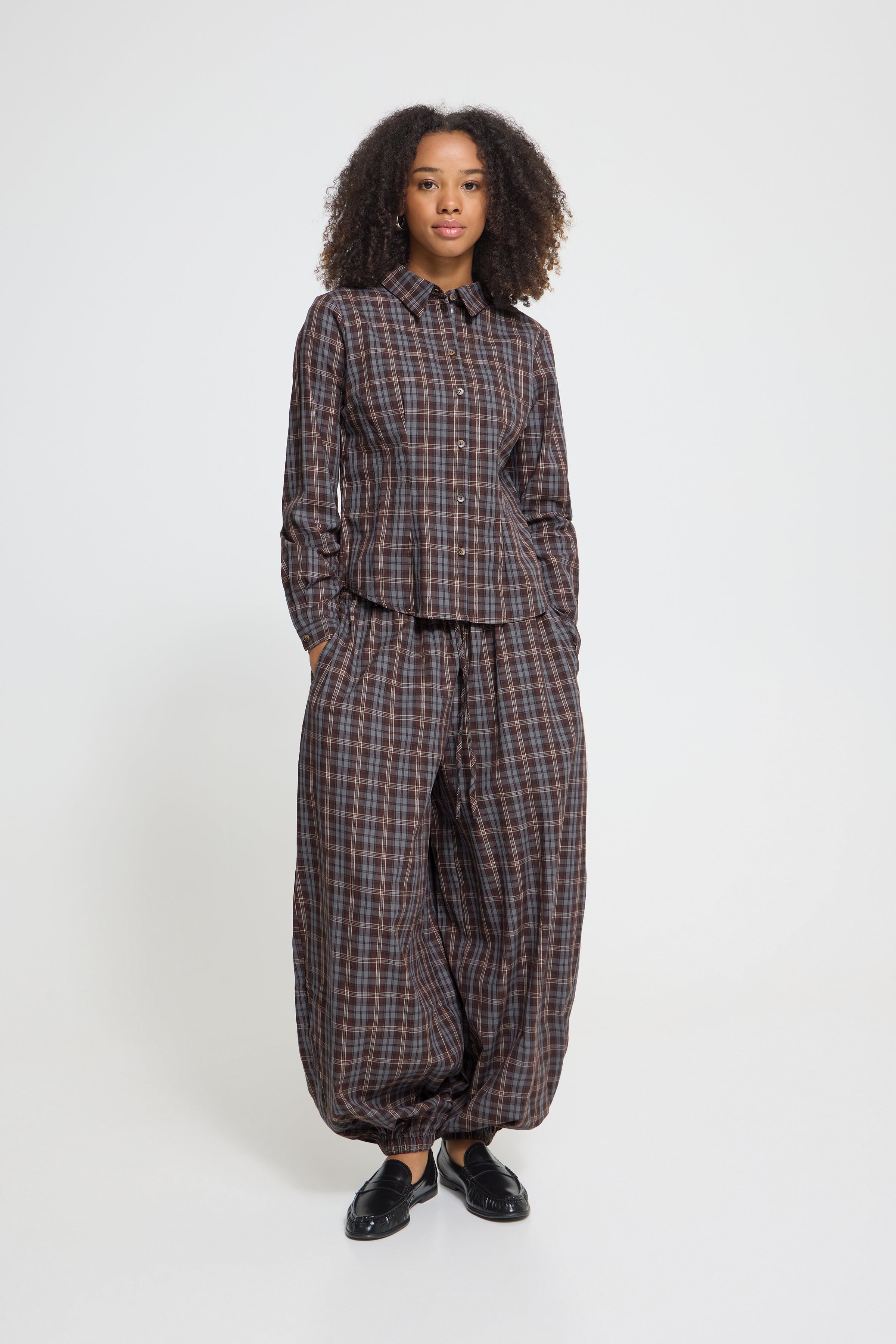 IHROLLU Skjorta LOOKBOOK FRONT 23100026-191224