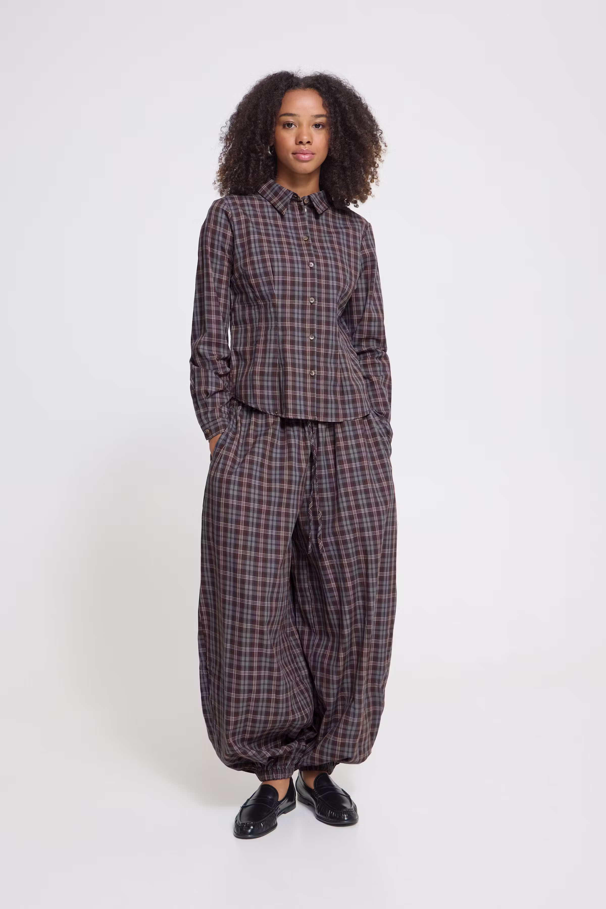 IHROLLU Skjorta LOOKBOOK FRONT 23100026-191224