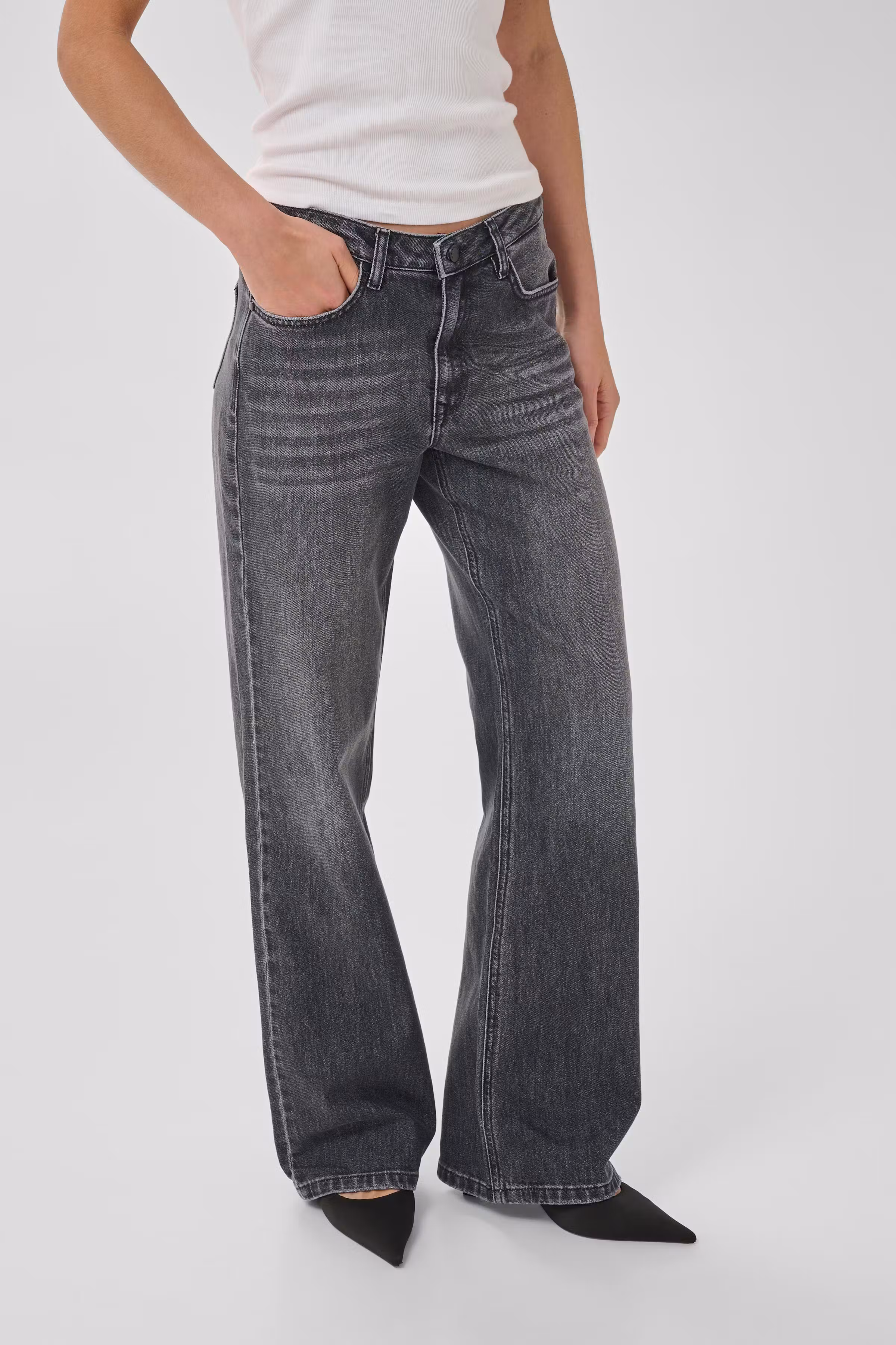 05 THE LOUIS HIGH WIDE JEANS LOOKBOOK FRONT 10704222-100087