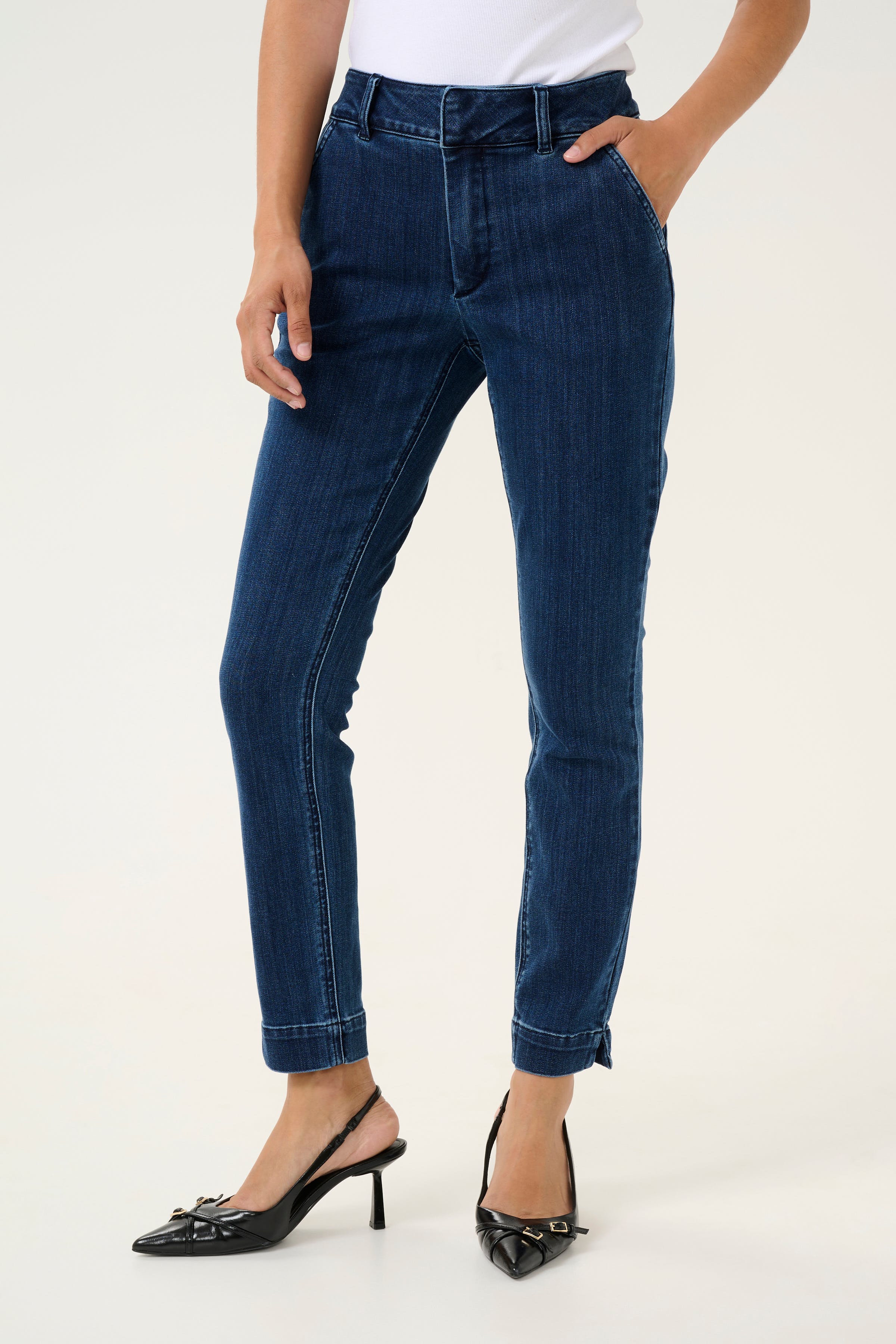 KAlea Slim Jeans LOOKBOOK FRONT 10509347-100316