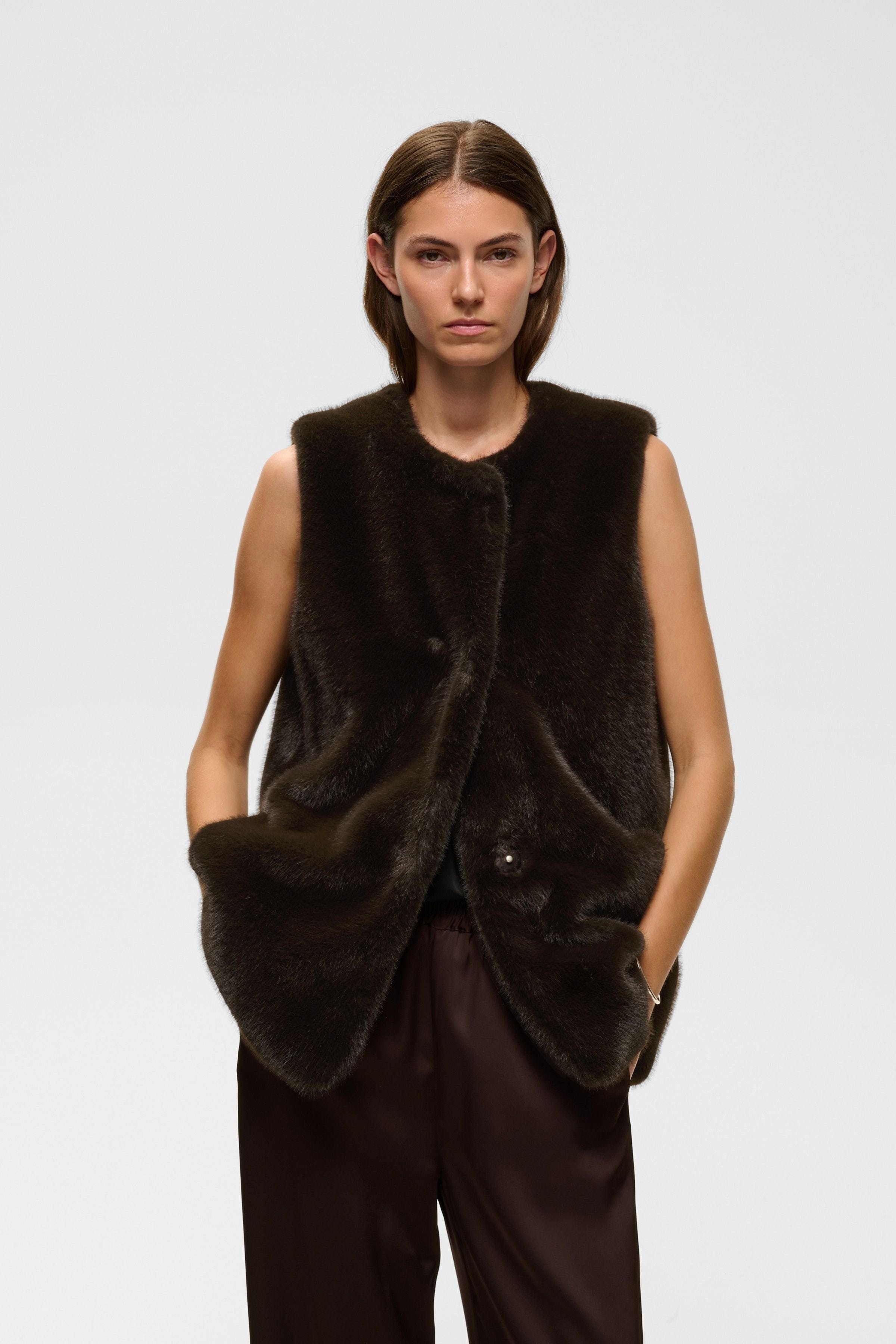 YASMINAHIW Vest LOOKBOOK FRONT 30112979-191109
