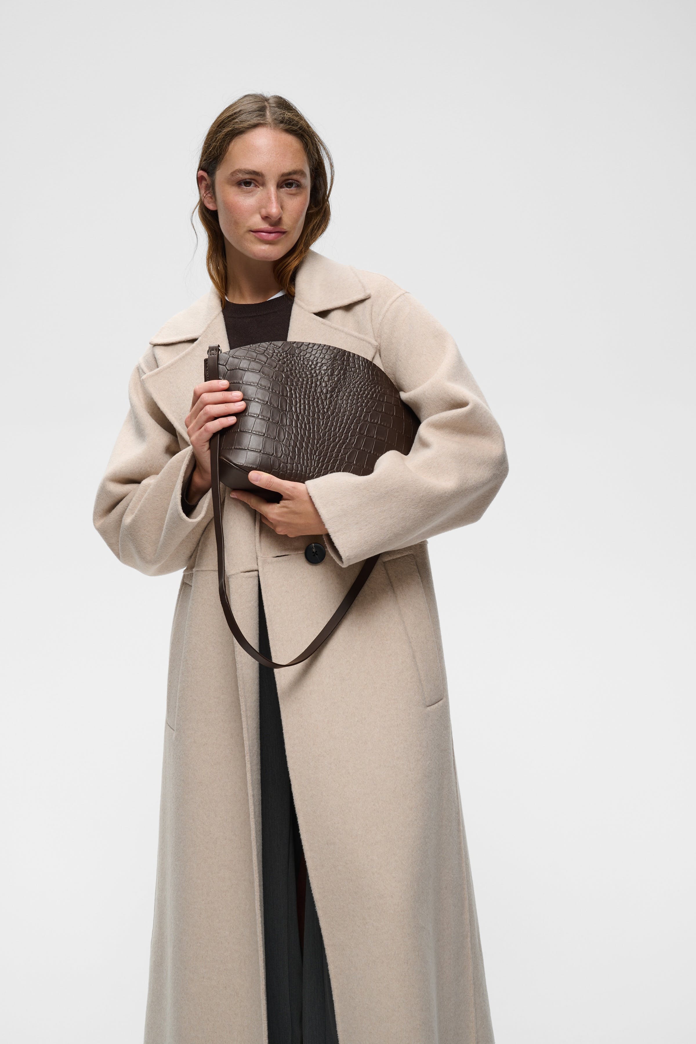 AVIKAIW Bag LOOKBOOK FRONT 30112690-191109