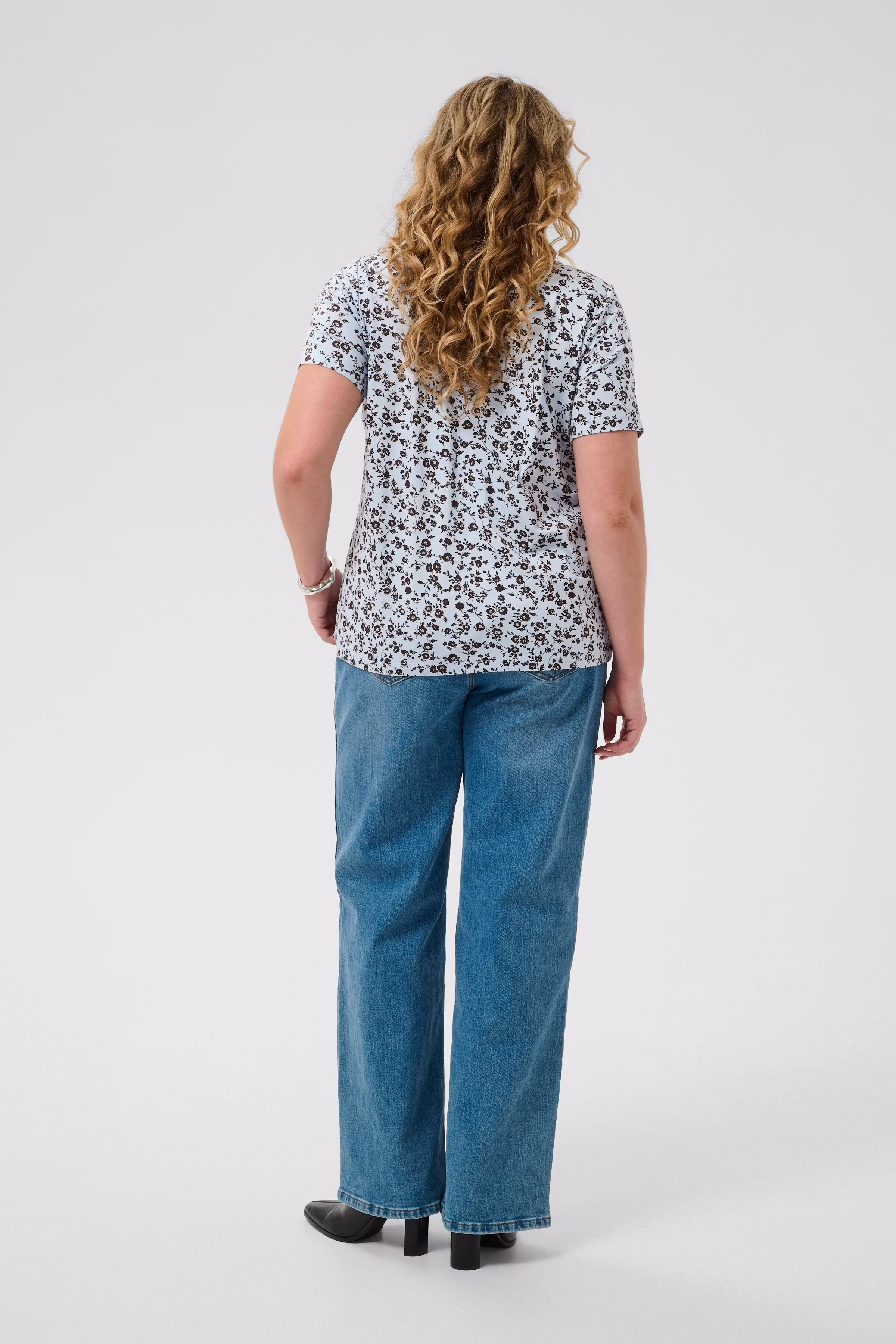 KCmella T-shirt LOOKBOOK BACK 10582230-109669