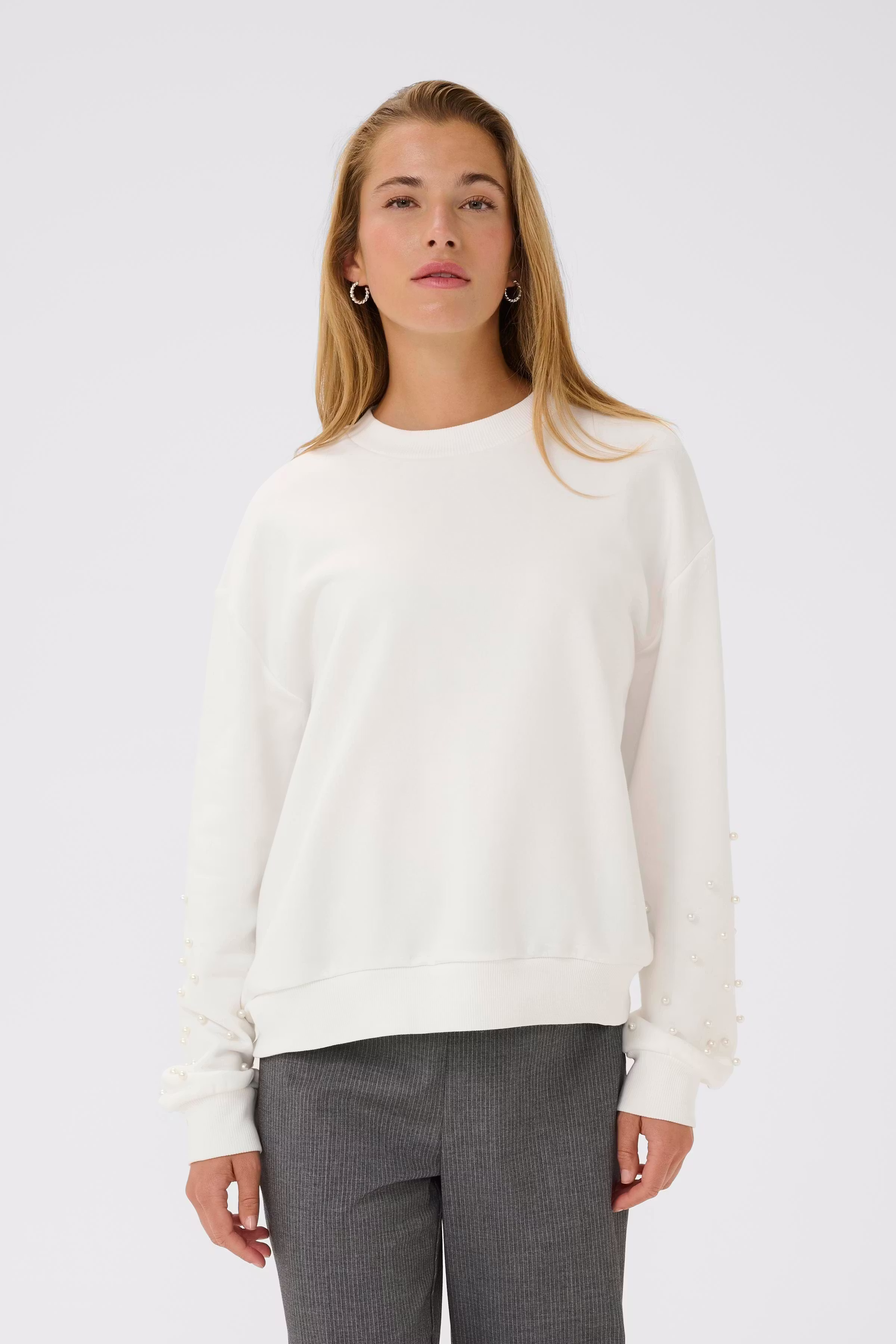 KAprecious Sweatshirt LOOKBOOK FRONT 10510870-110602