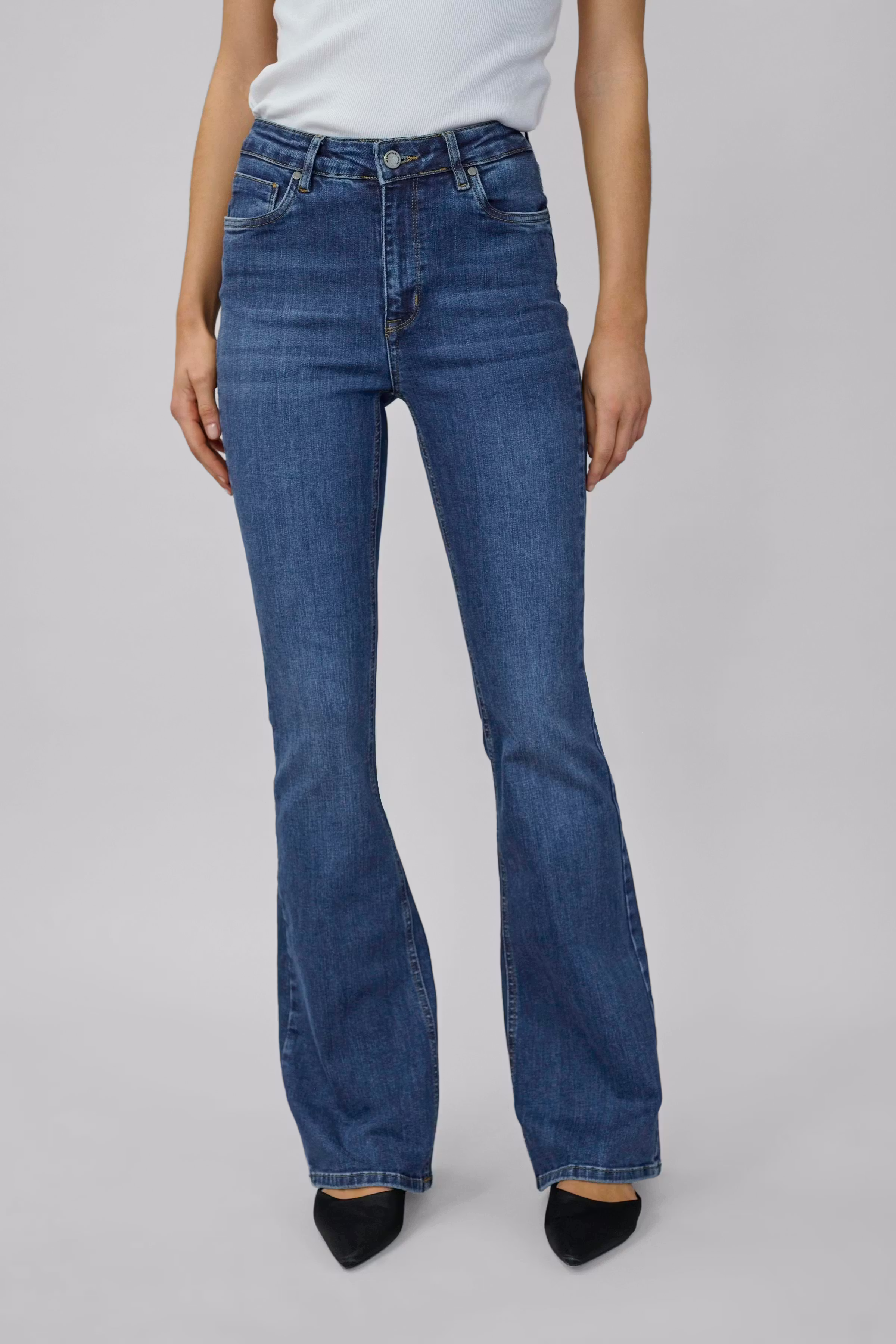 36 THE DEKOTA HIGH BOOTCUT JEANS LOOKBOOK FRONT 10704358-100053