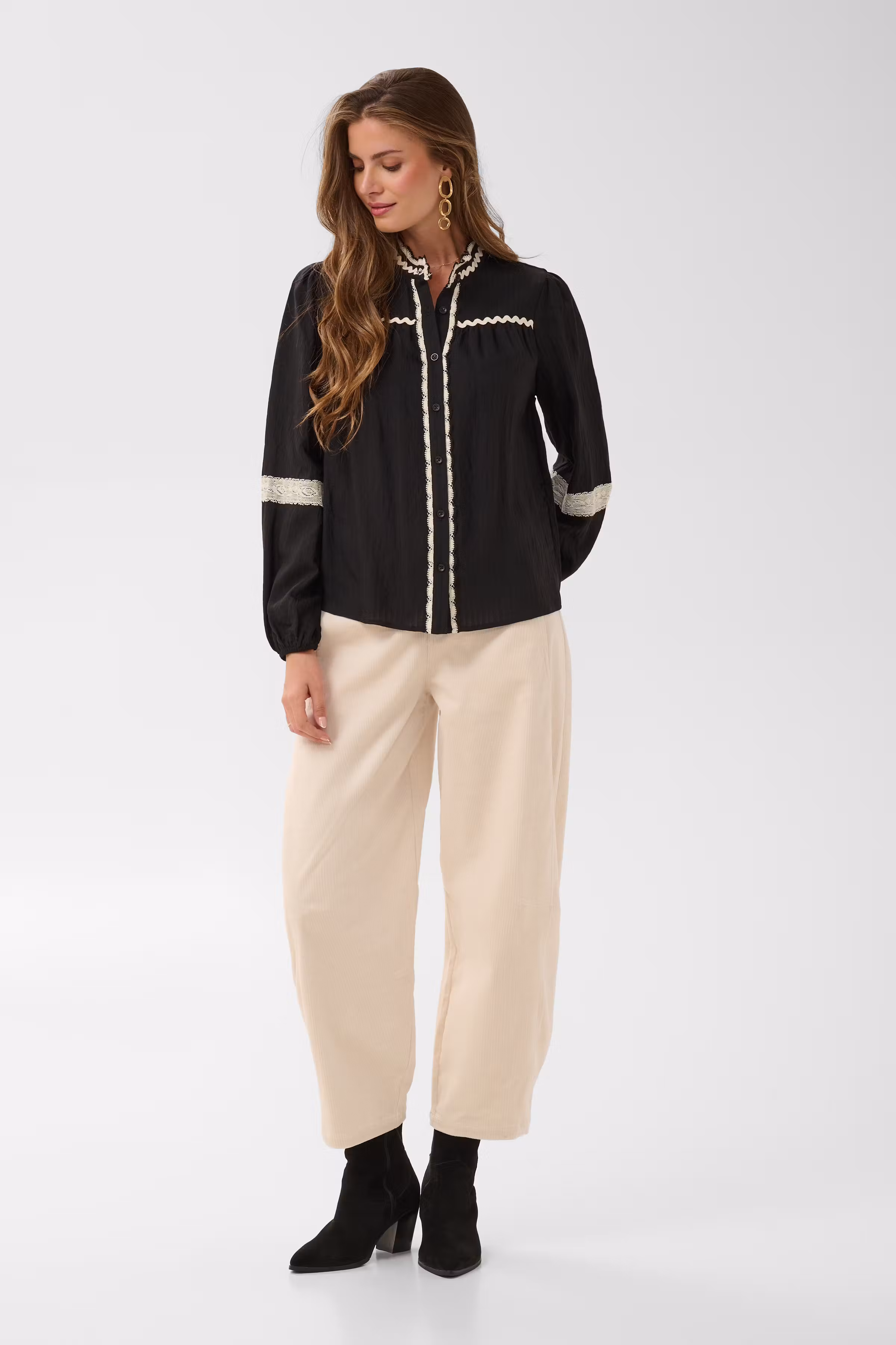 CRLunea Blouse LOOKBOOK FRONT 10615564-100120