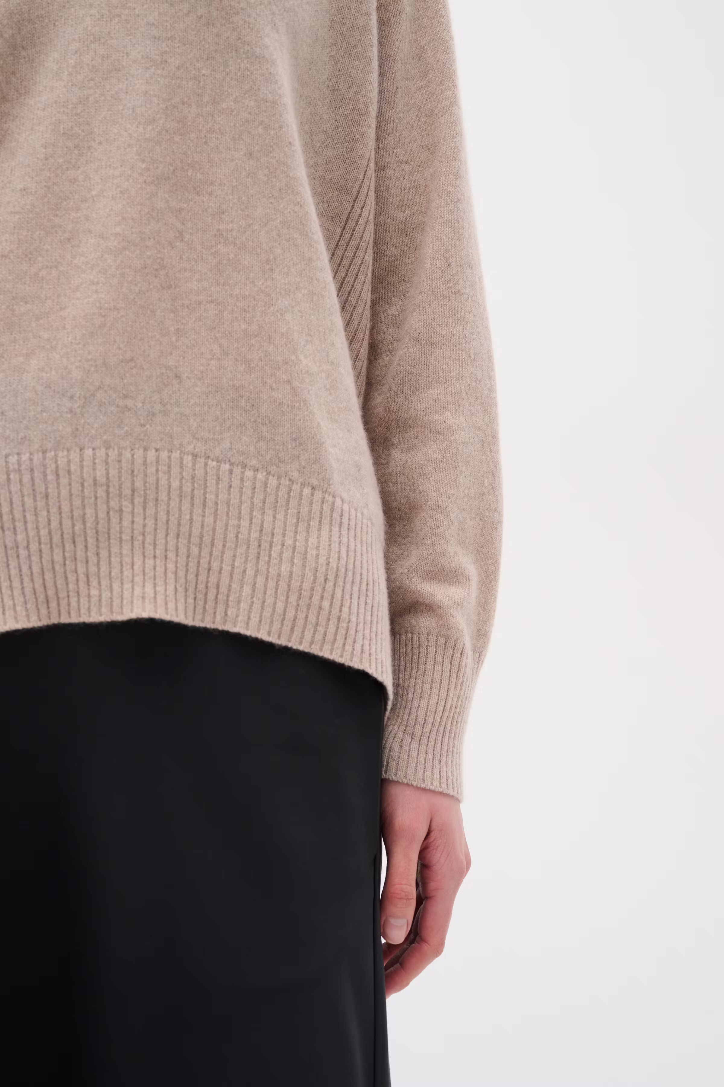 LukkaIW V-neck Cashmere Pullover LOOKBOOK DETAIL 30104240-10110