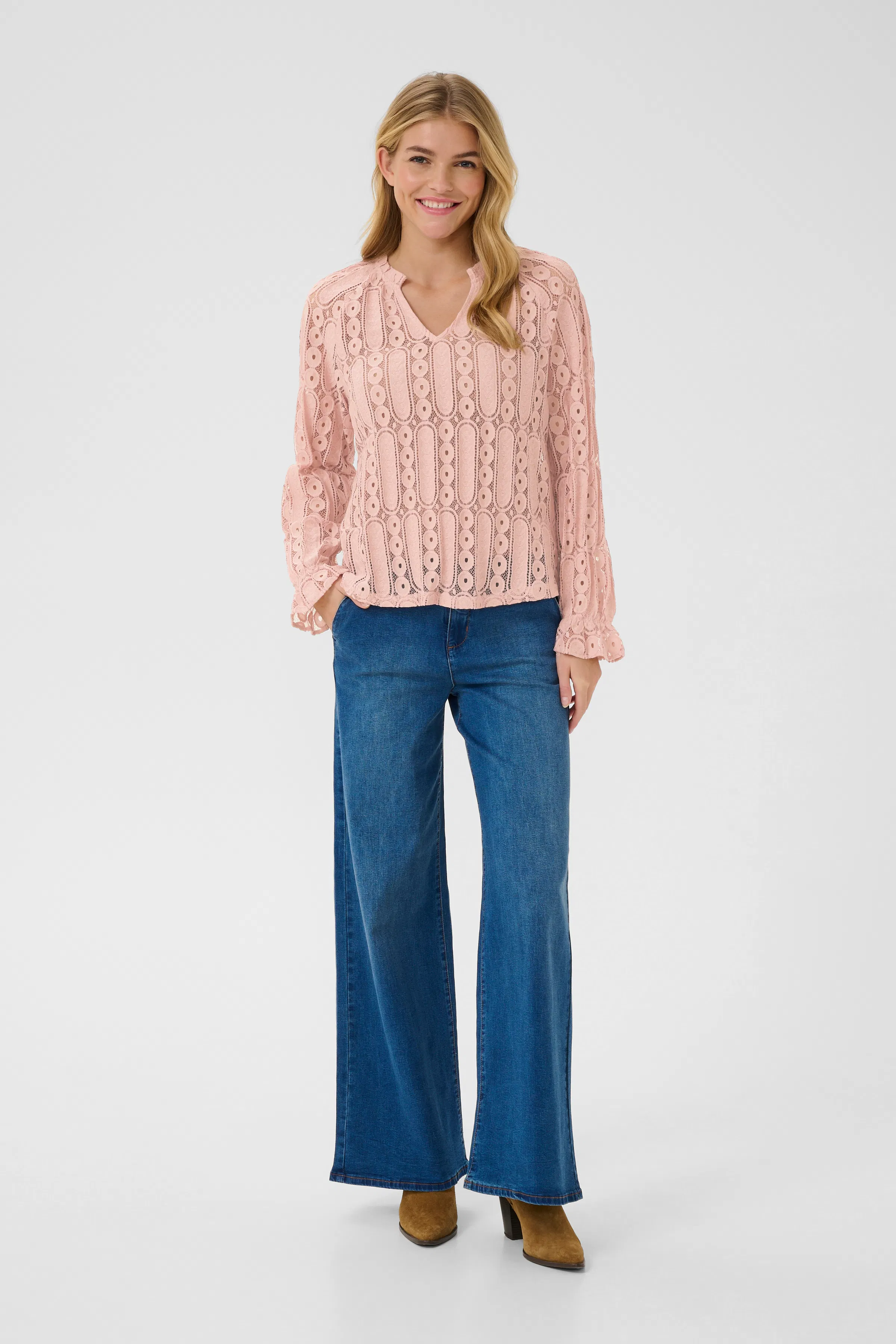 CRTully Blouse LOOKBOOK FRONT 10613676-141803