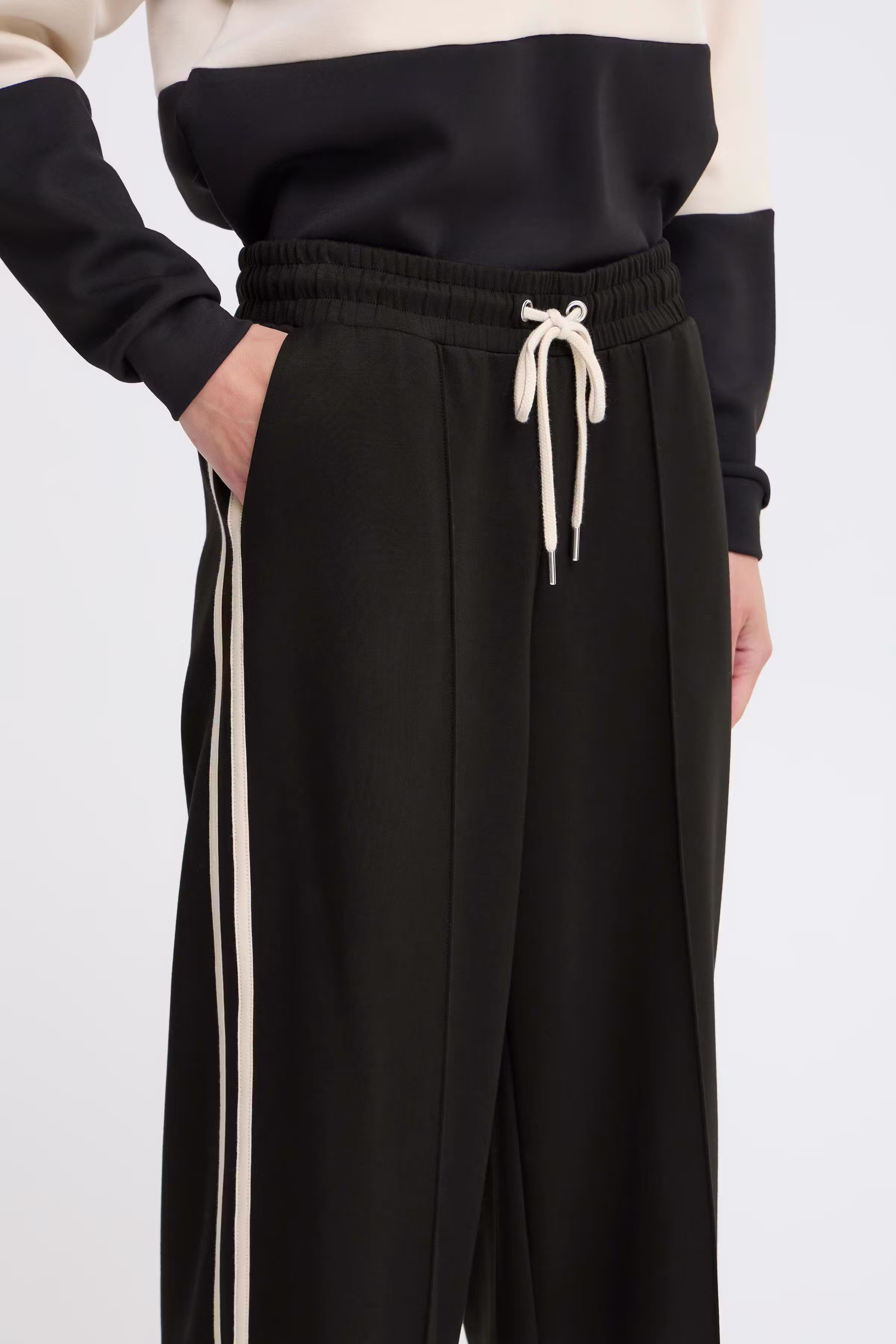 BYPUSTI Hose LOOKBOOK DETAIL 20818053-194008