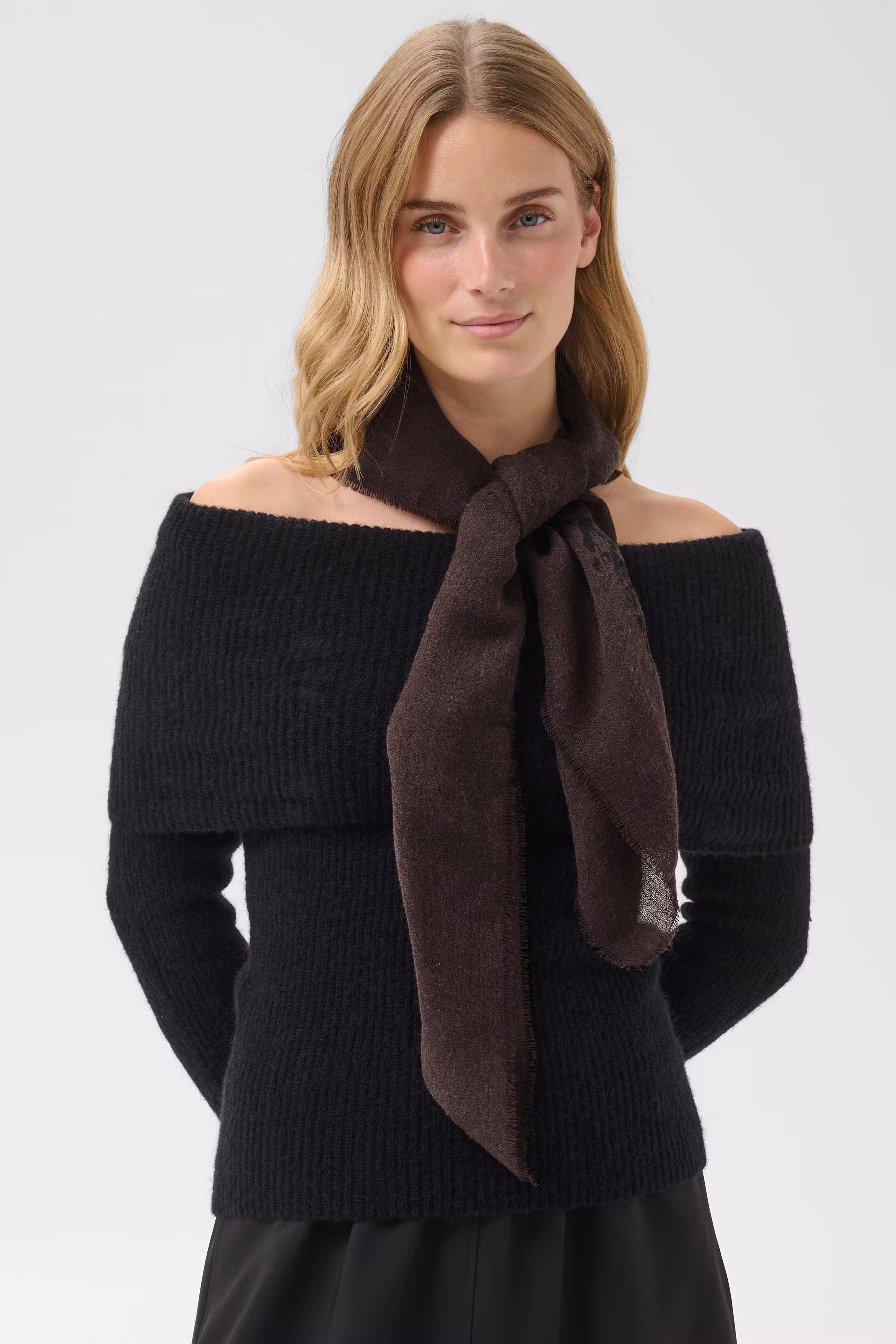 CelestaPW Scarf LOOKBOOK FRONT 30310875-305460