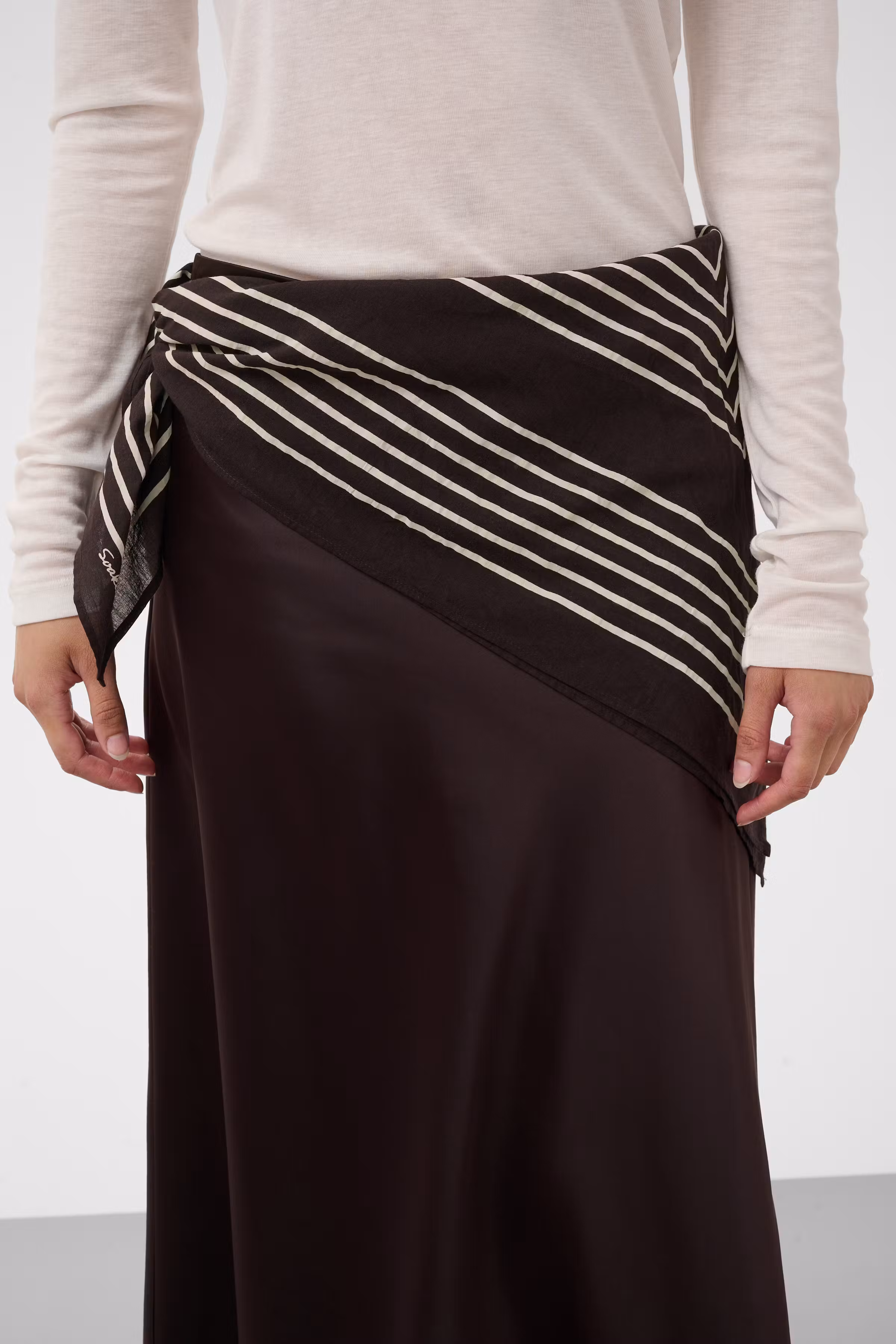 SLMonostripe Scarf LOOKBOOK DETAIL 30409233-305343