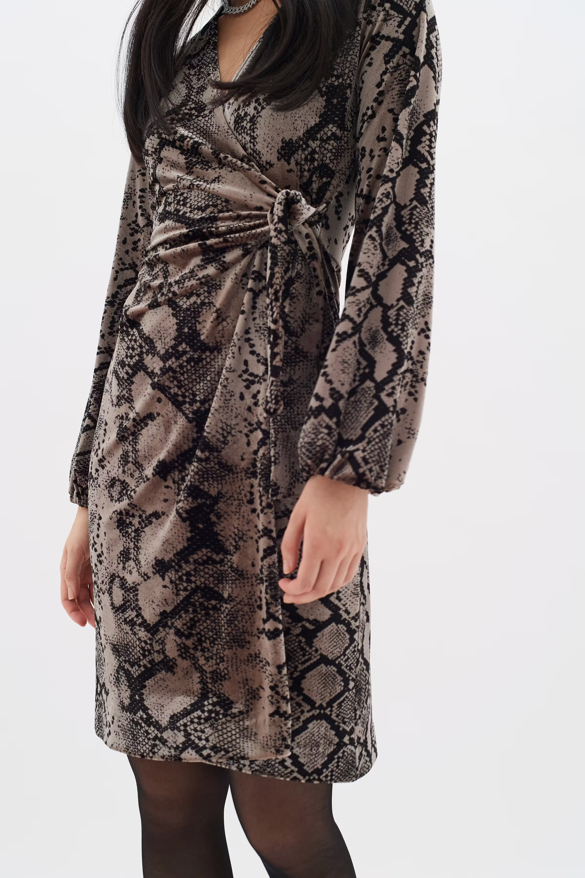 BrynnIW Goriel velours Wrap Kleid LOOKBOOK DETAIL 30110083-303225