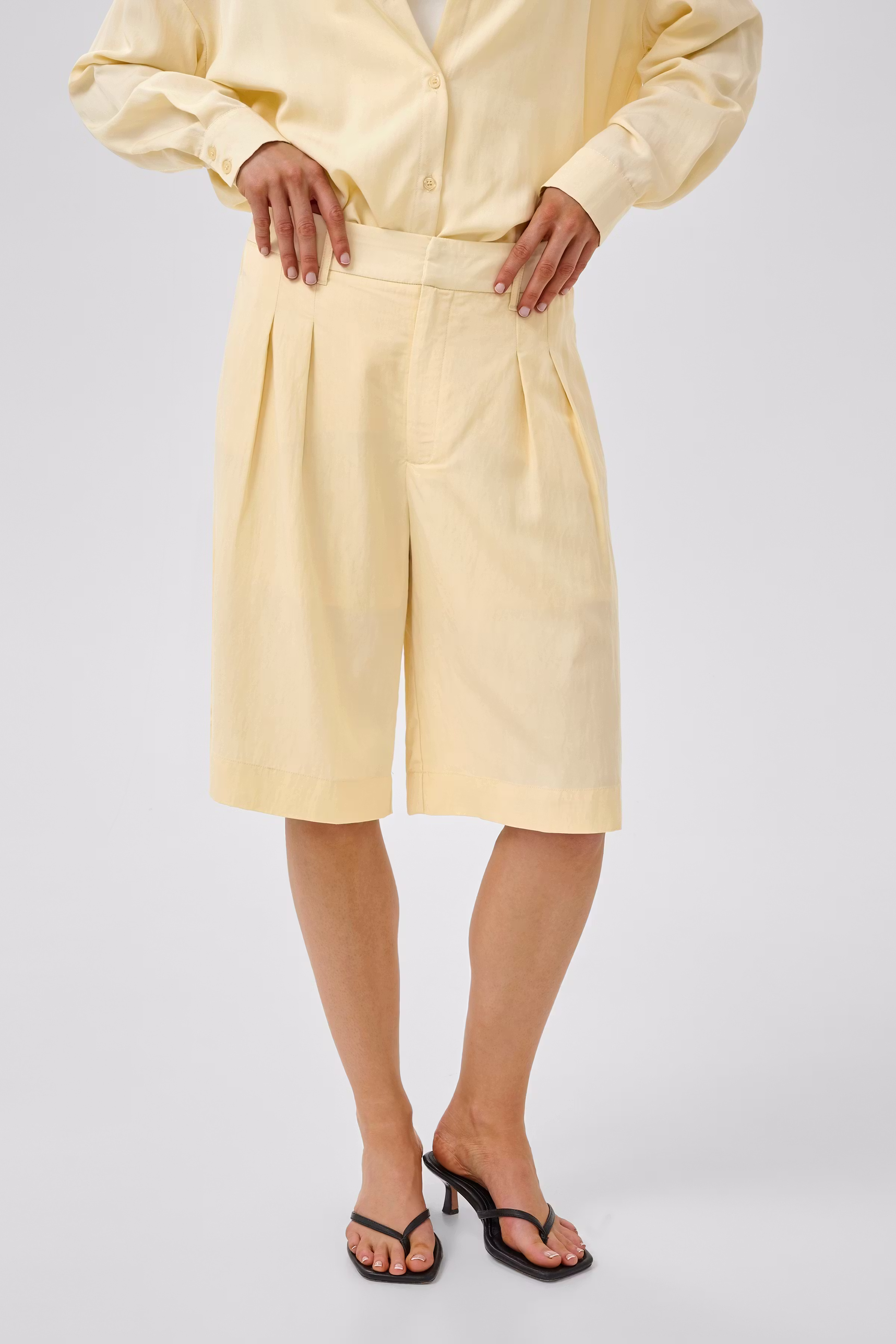 MWZoe Shorts LOOKBOOK FRONT 10705575-110515