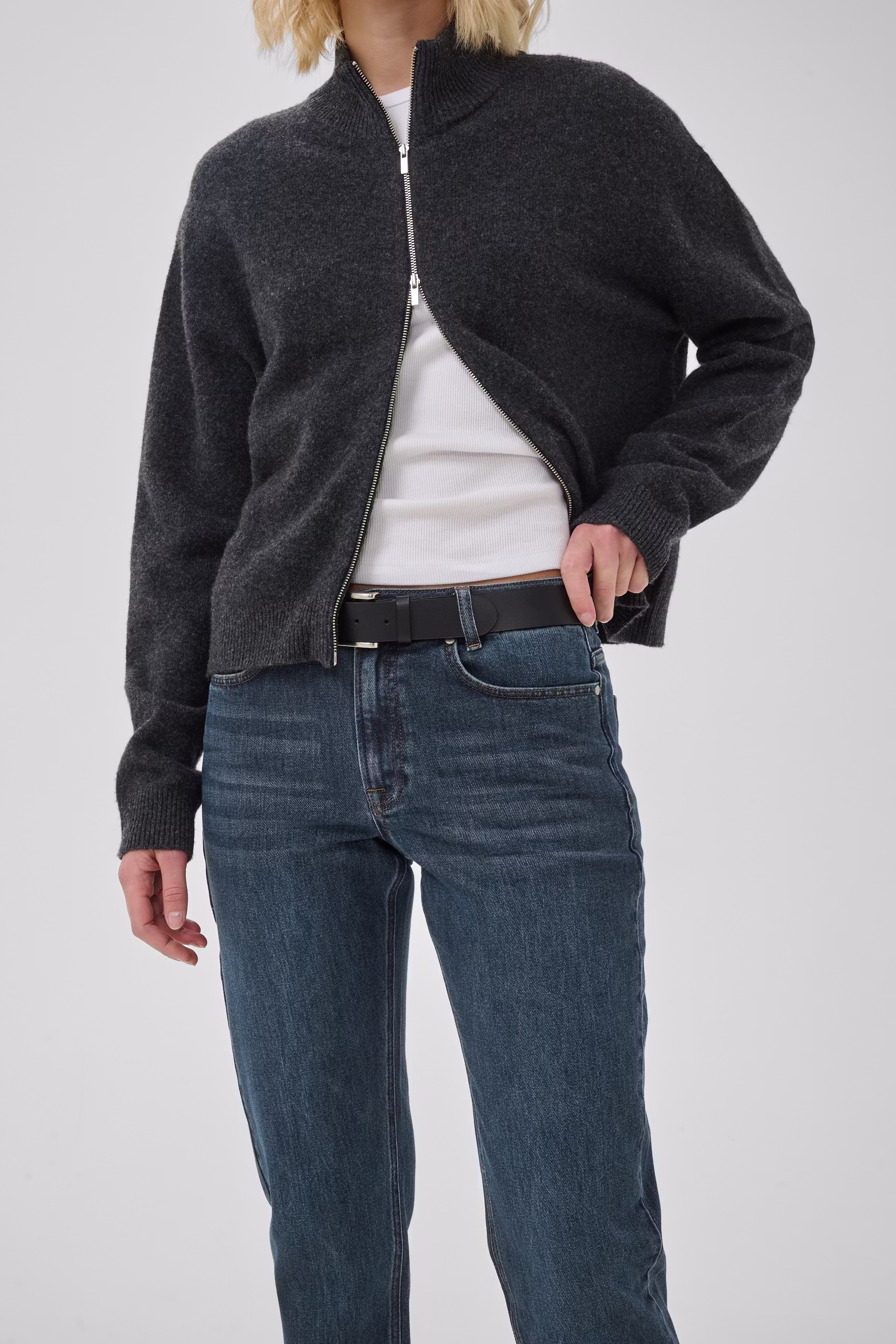 04 THE MOMMY HIGH TAPERED JEANS LOOKBOOK DETAIL 10704537-100062