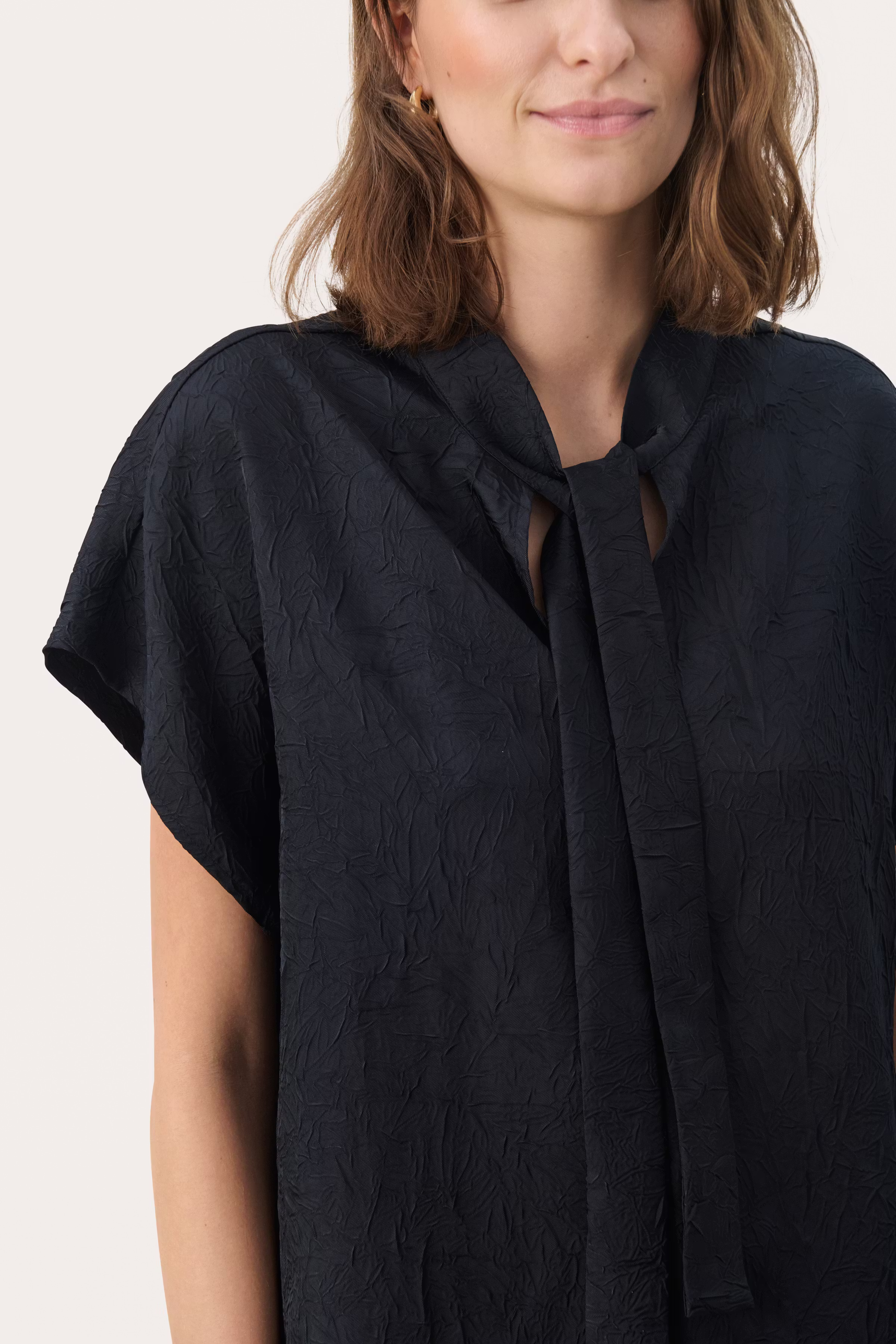 EstefaniaPW Kortærmet bluse med sløjfe LOOKBOOK DETAIL 30308490-194013