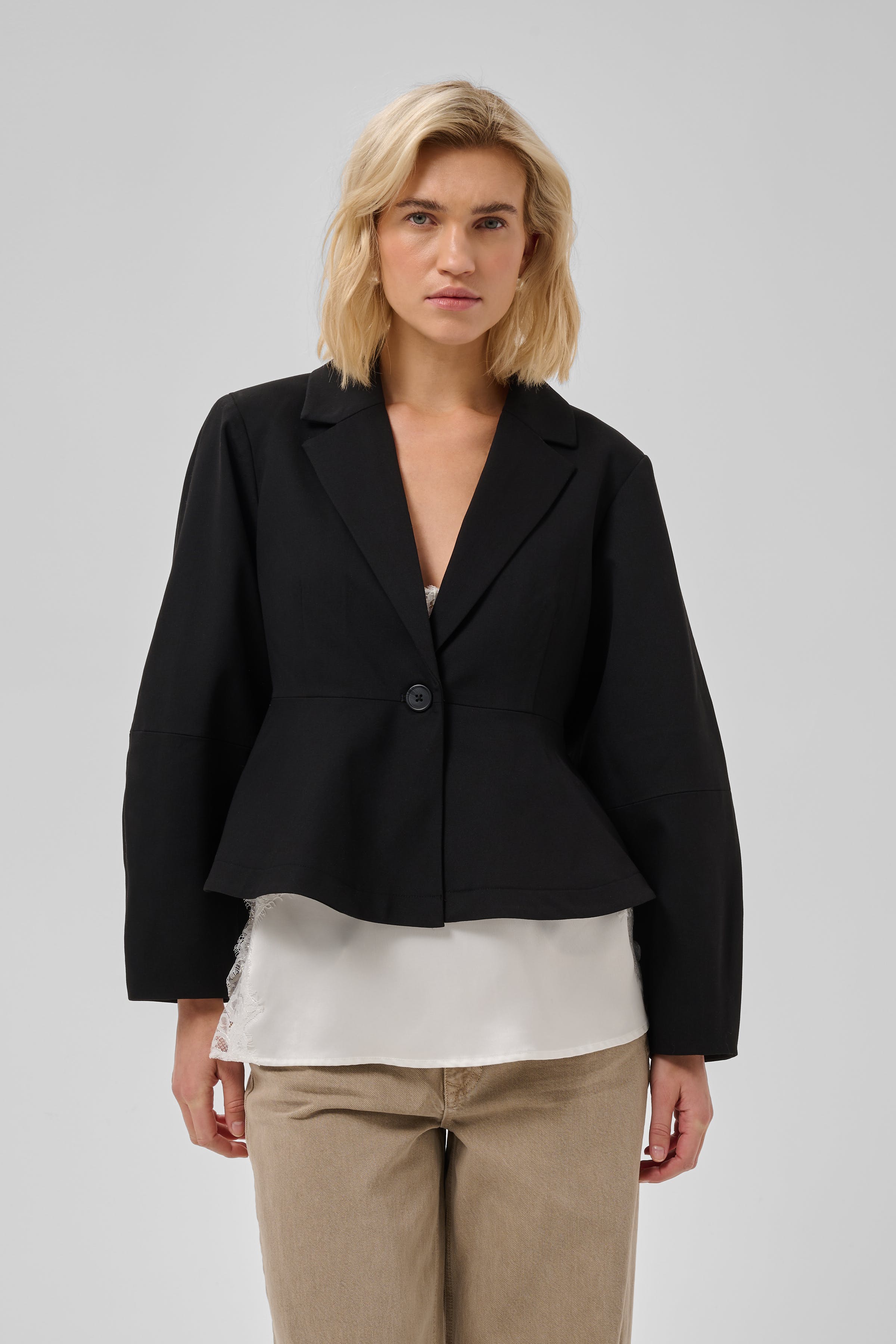MWEvie Blazer LOOKBOOK FRONT 10705705-100031