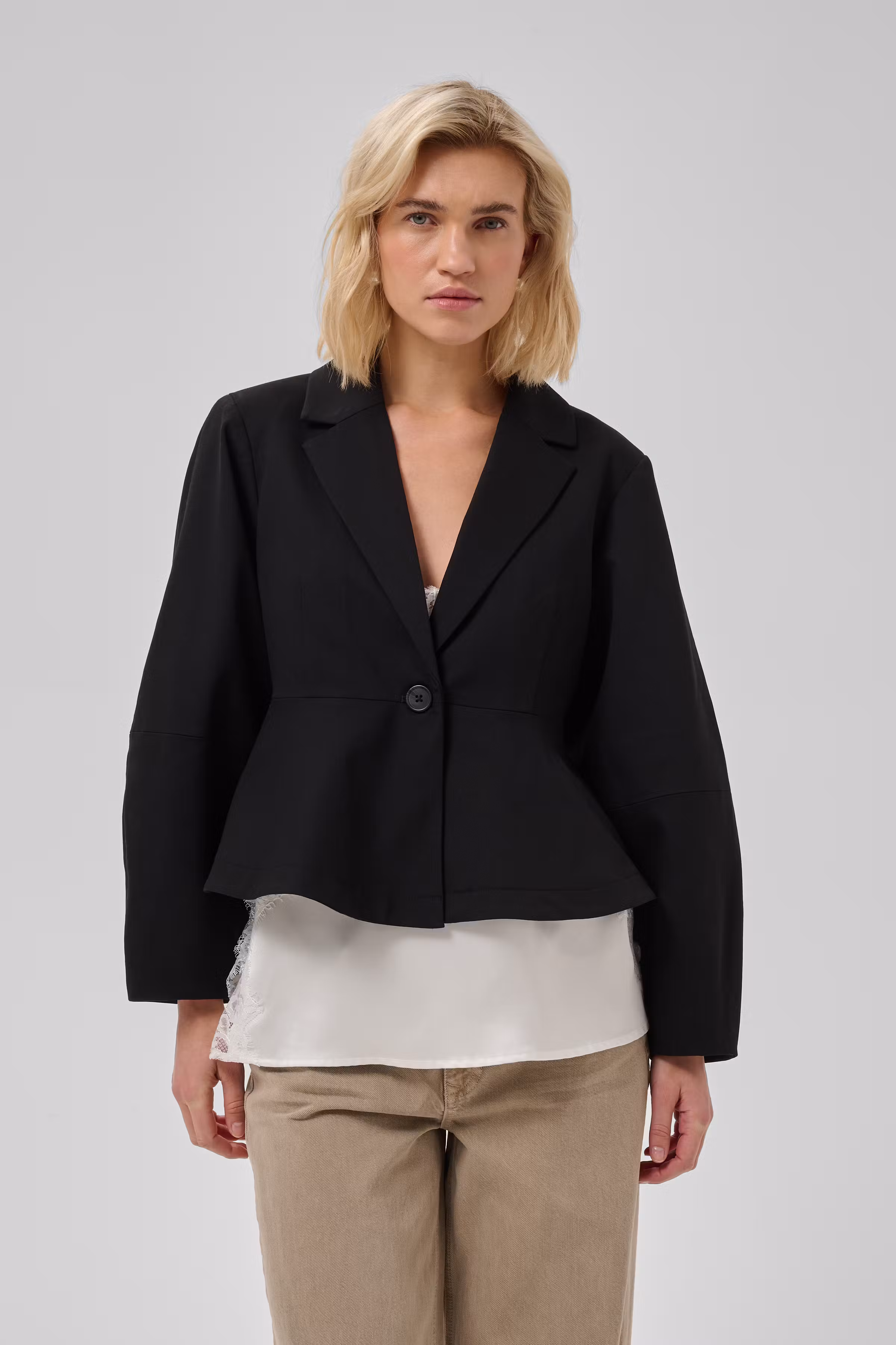 MWEvie Blazer LOOKBOOK FRONT 10705705-100031
