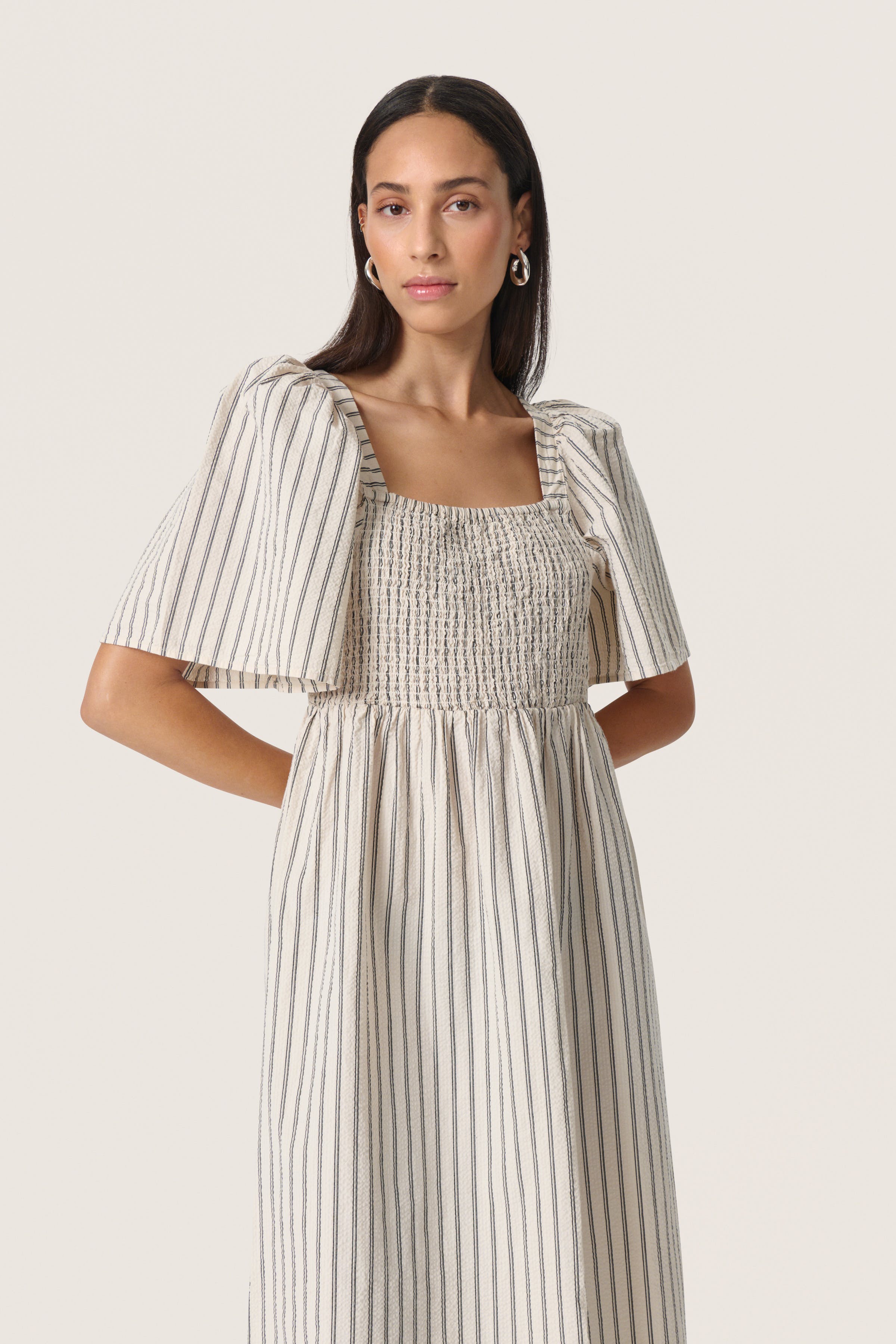 SLAnvitte Kleid LOOKBOOK FRONT 30408471-303927