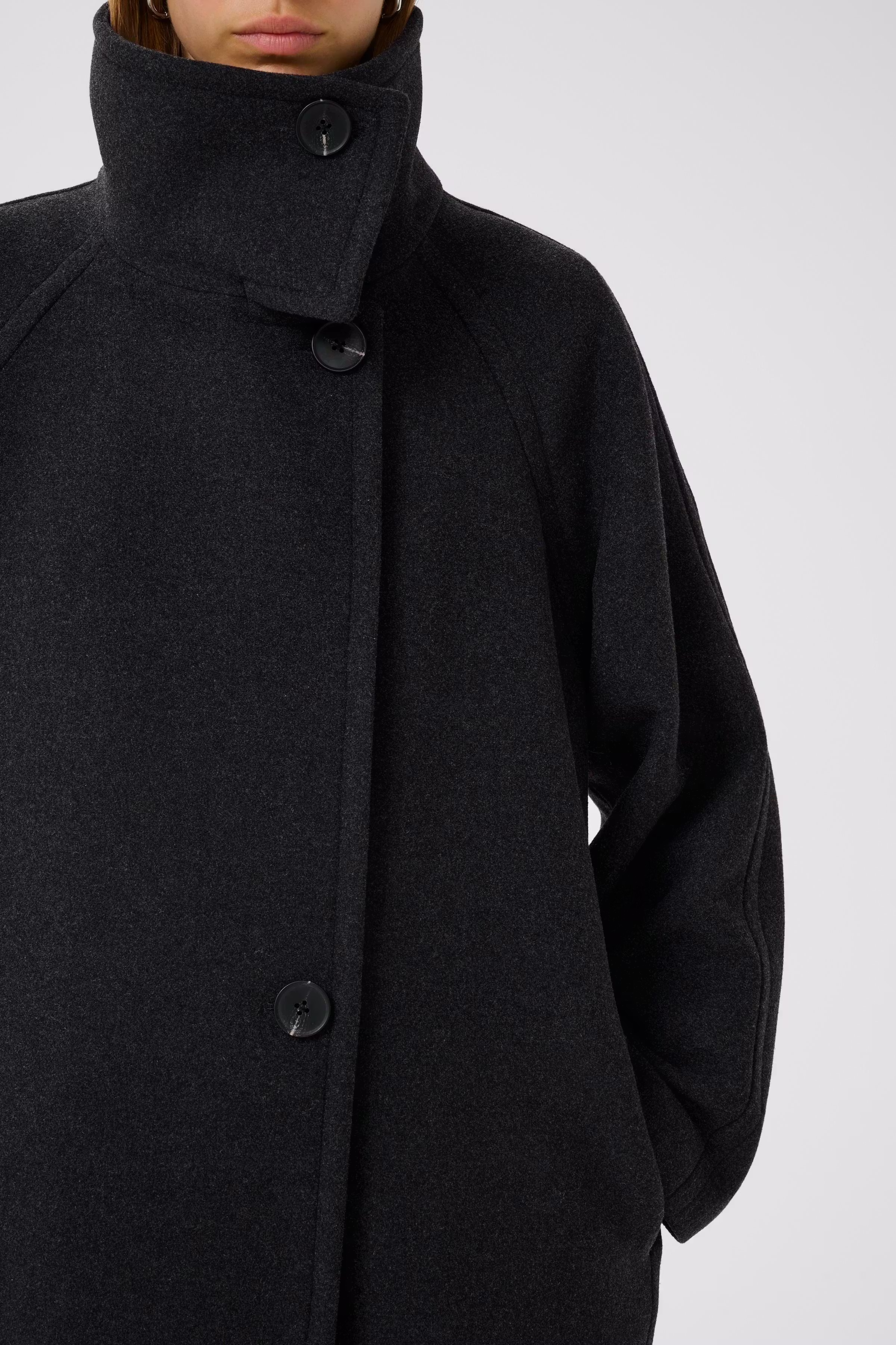 ThoraIW Collar Mantel LOOKBOOK DETAIL 30111083-300596