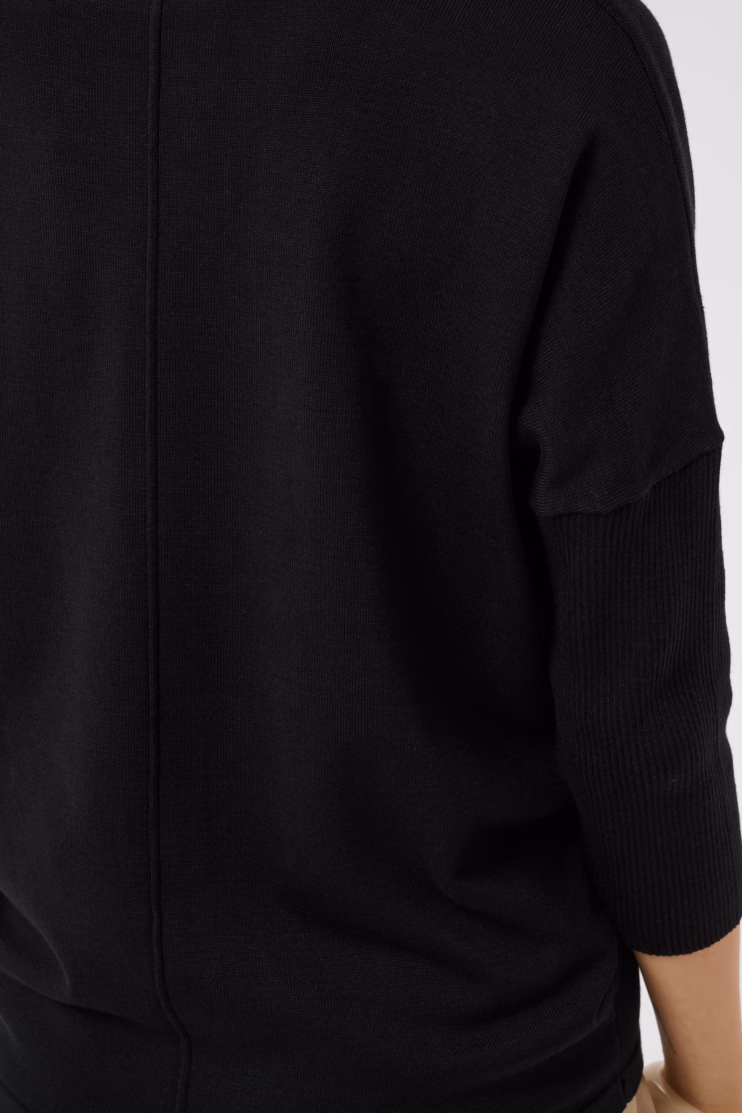 MilaSZ R-Neck Pullover LOOKBOOK DETAIL 30500003-0001