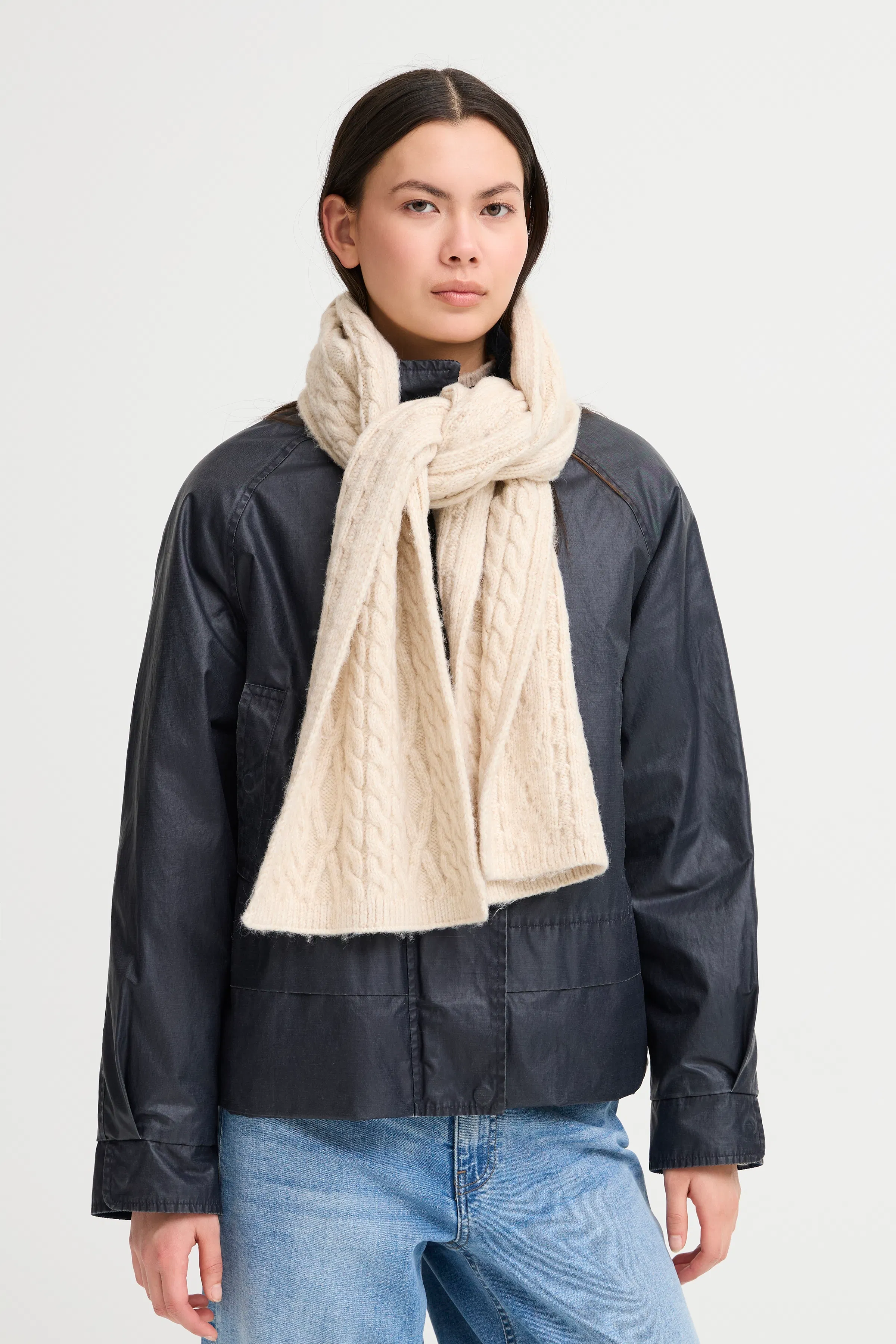 IALUCY Skjerf LOOKBOOK FRONT 20124378-1304011