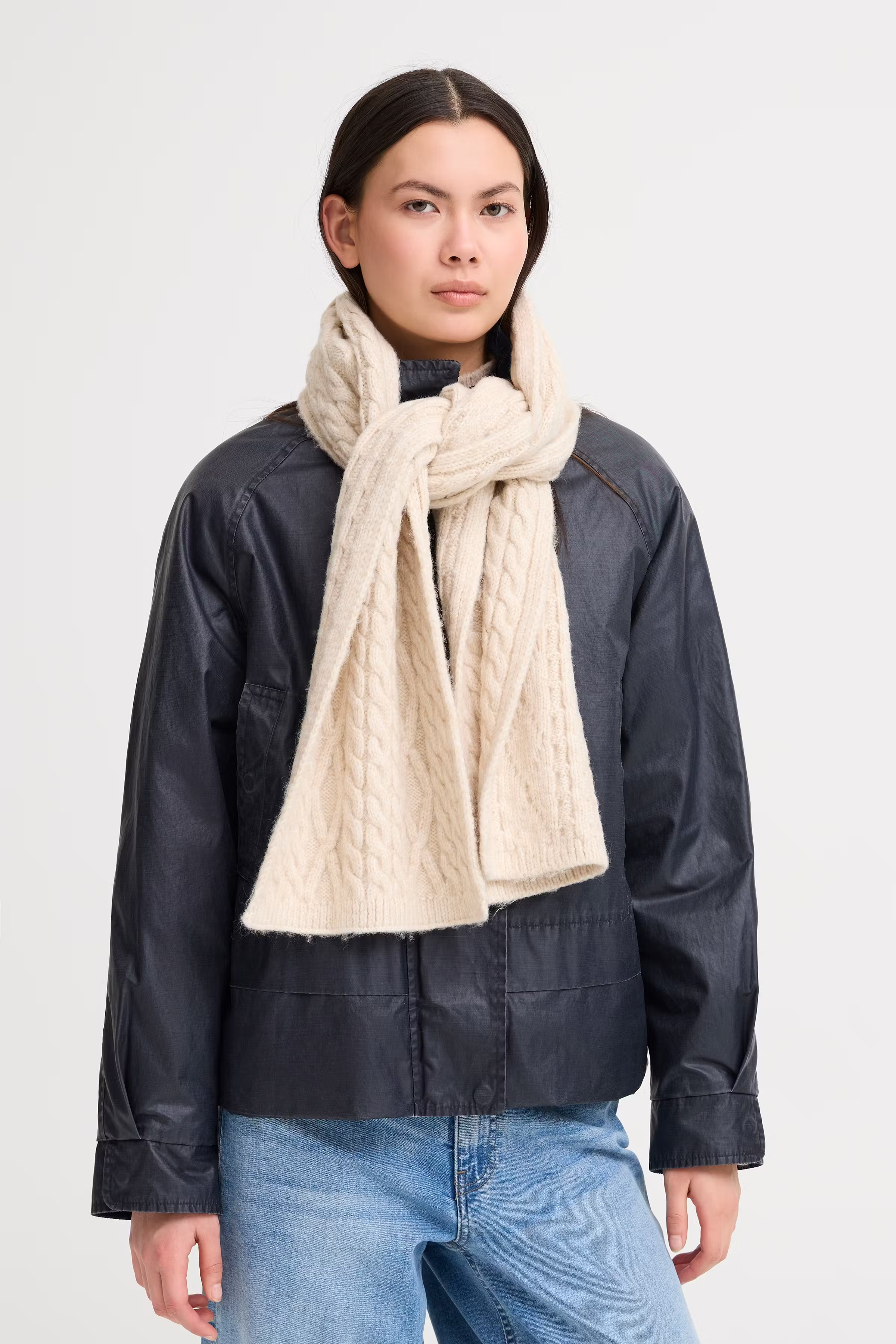 IALUCY Skjerf LOOKBOOK FRONT 20124378-1304011