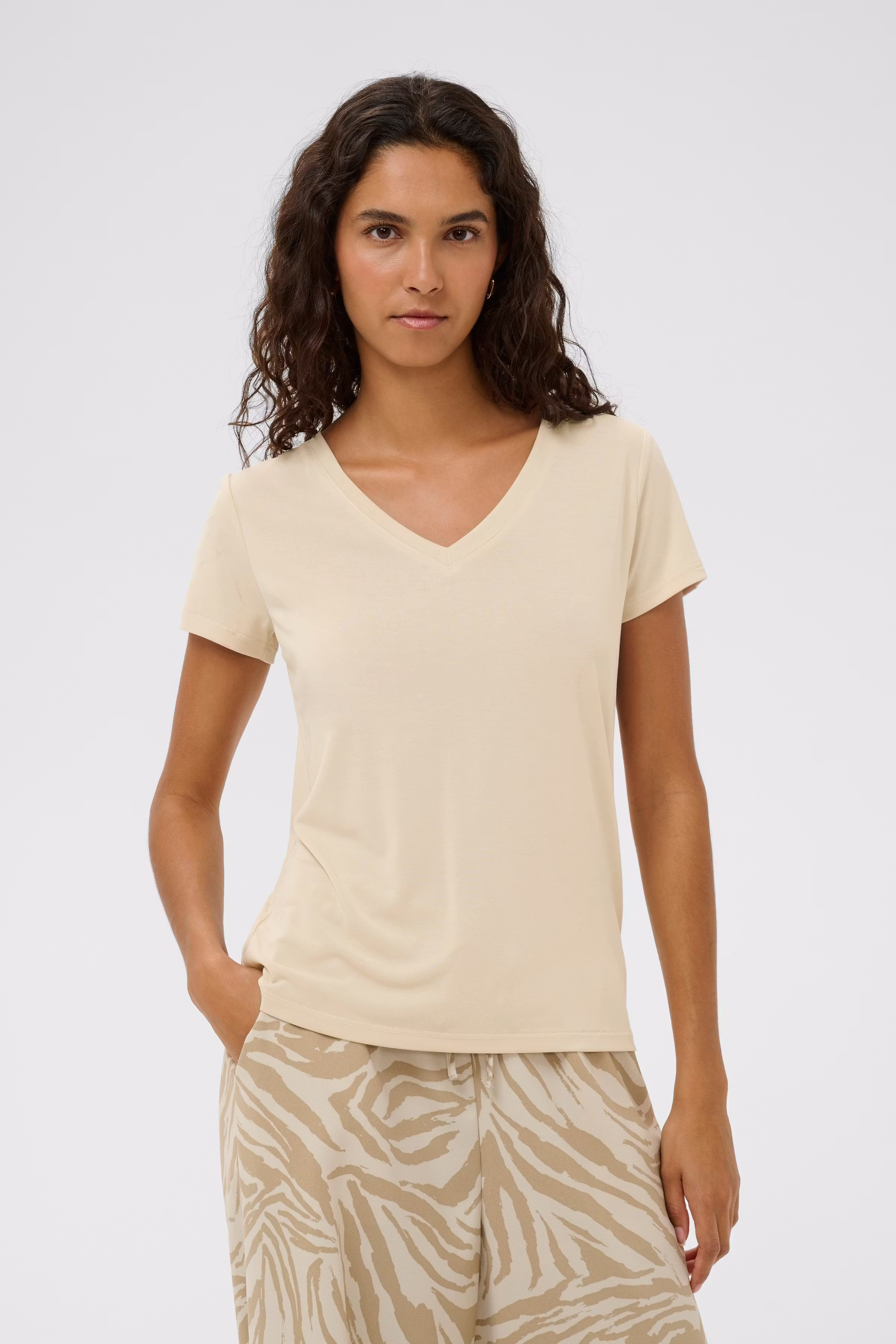 SLColumbine V-neck T-shirt LOOKBOOK FRONT 30404284-130401