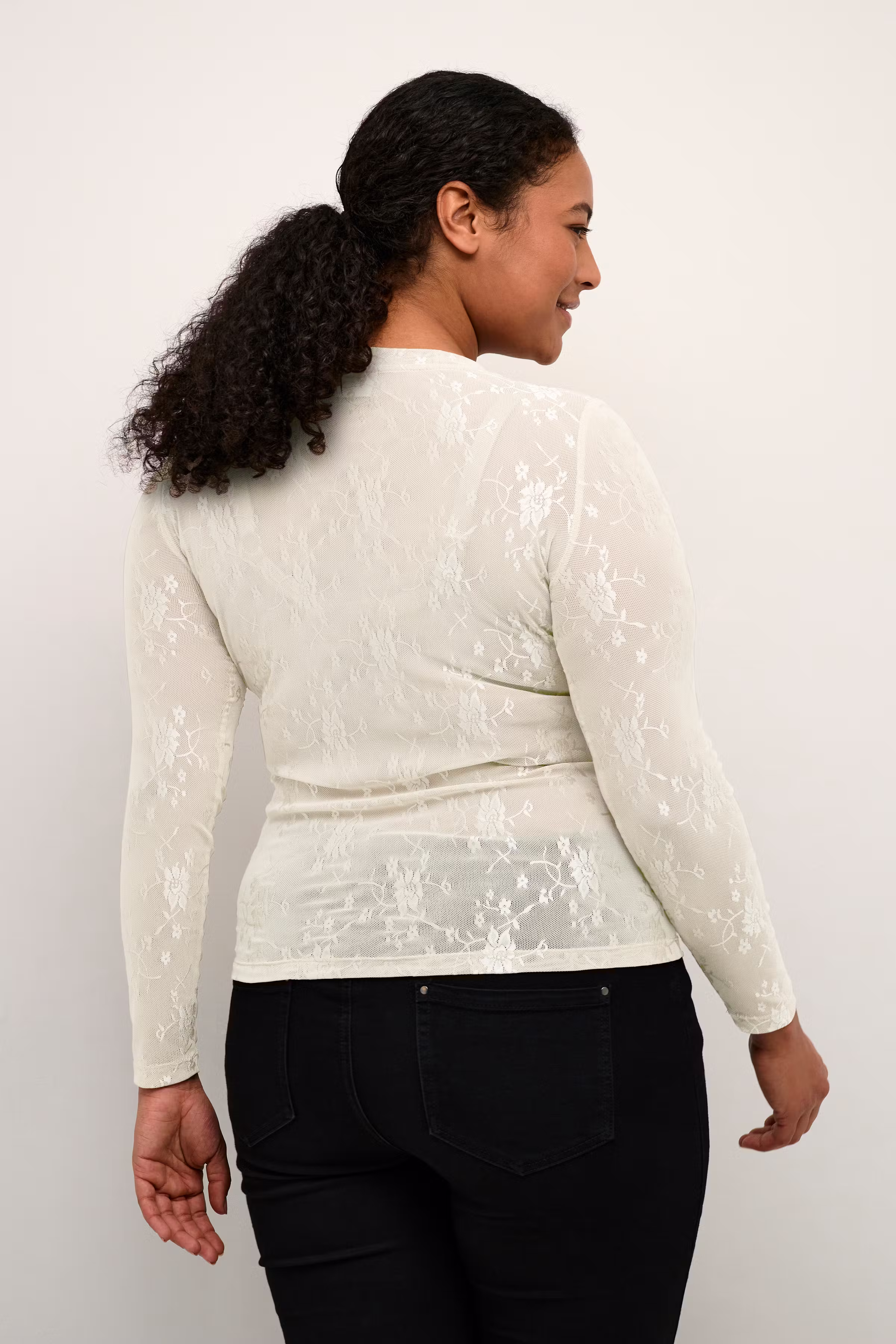 KCnikoline Lace T-shirt LOOKBOOK BACK 10581808-125202