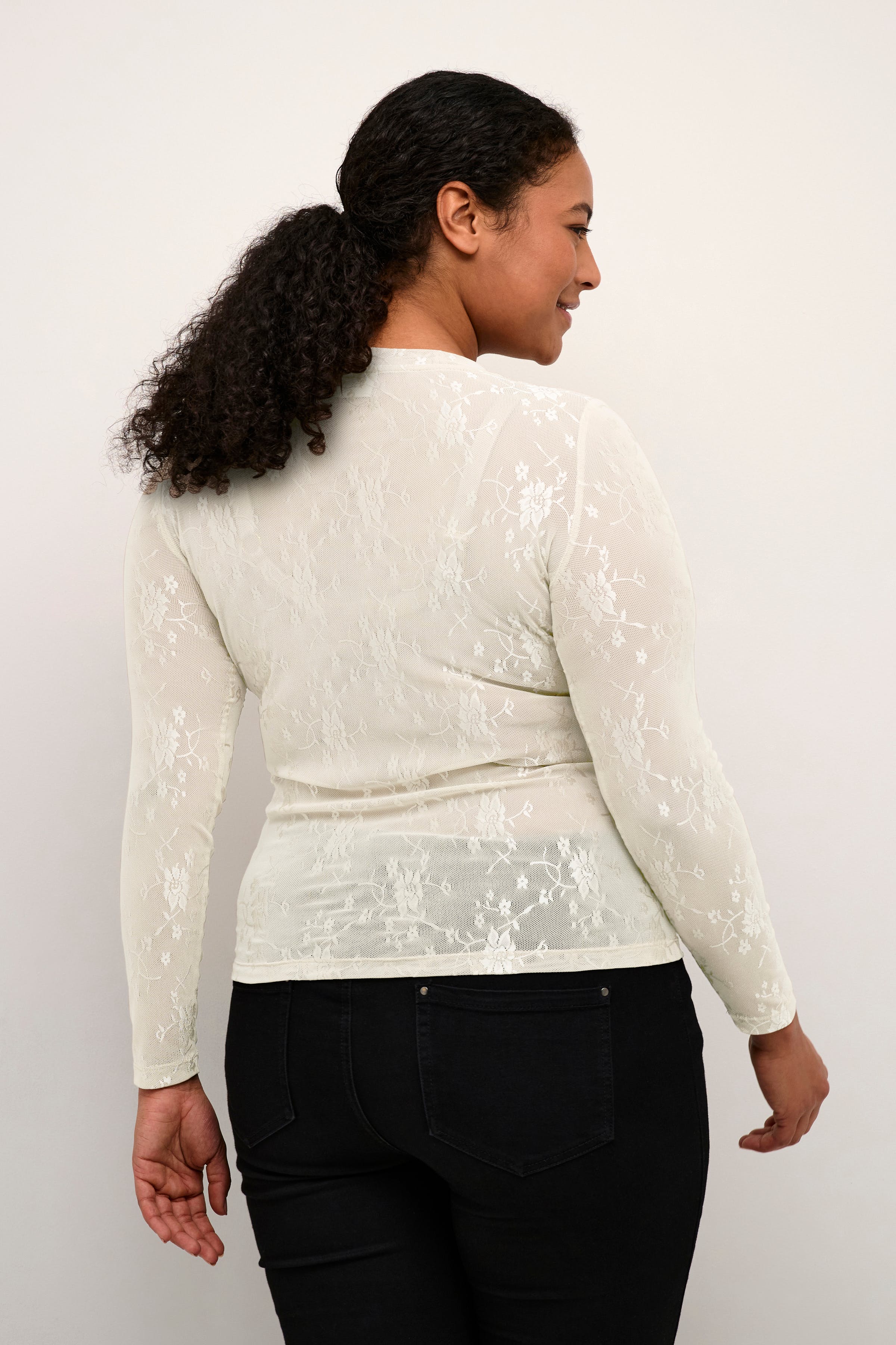 KCnikoline Lace T-shirt LOOKBOOK BACK 10581808-125202