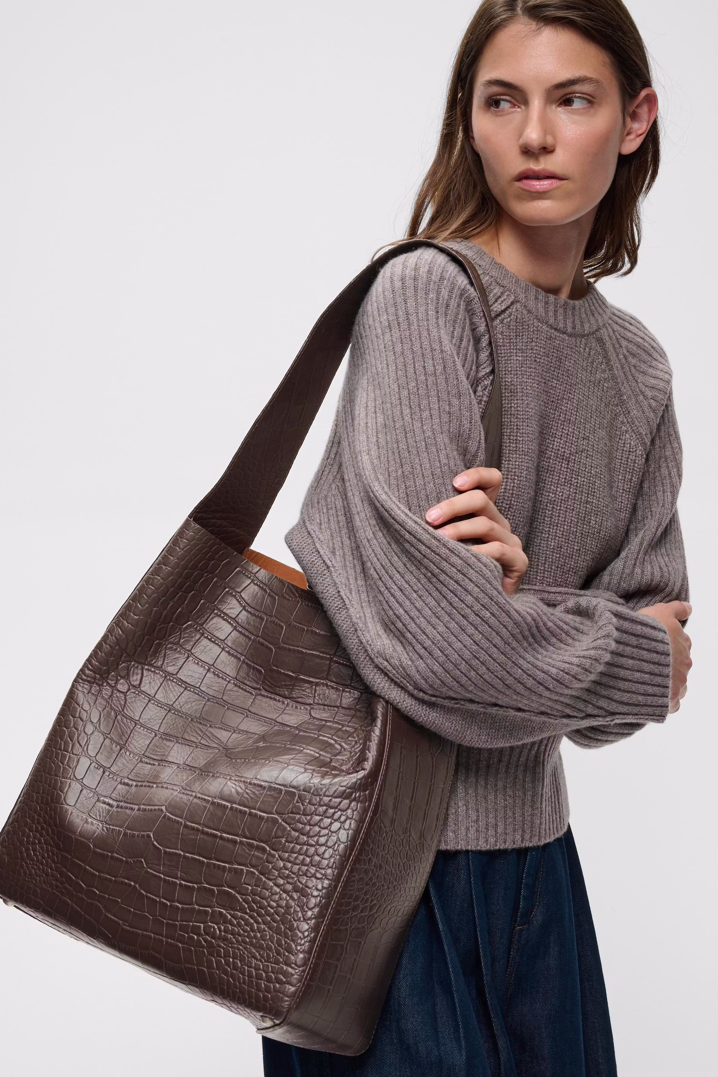 AVIKAIW Bag LOOKBOOK FRONT 30112689-191109