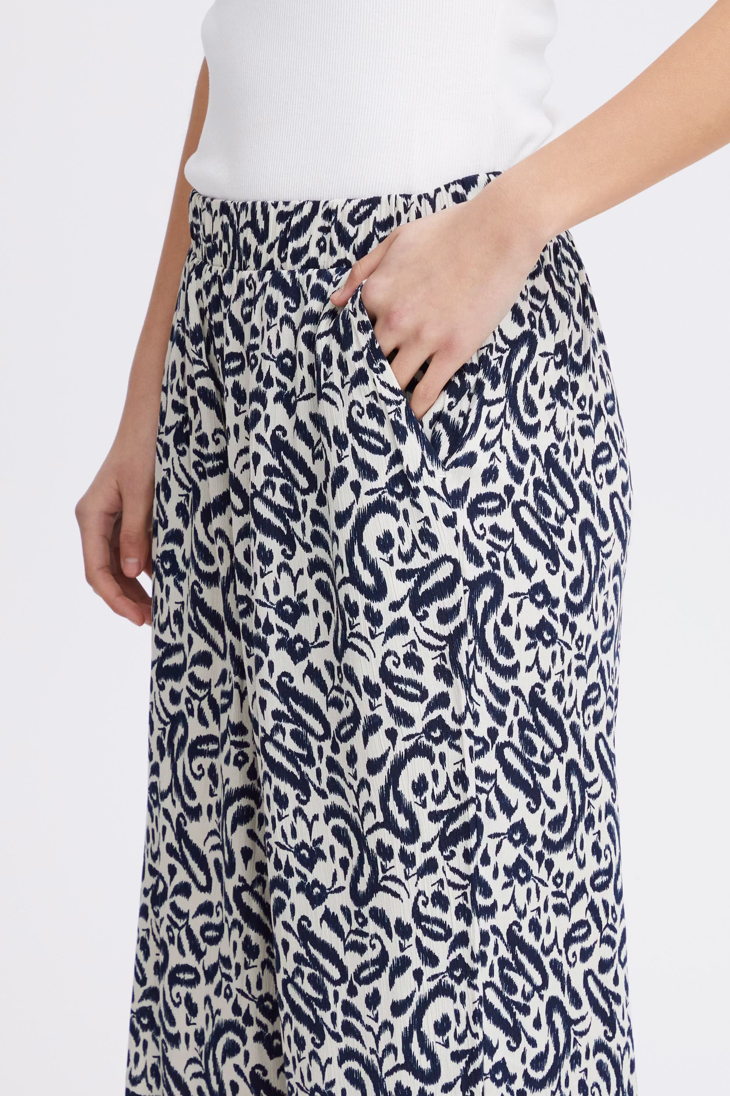 IHMARRAKECH Trousers LOOKBOOK DETAIL 20121730-202928