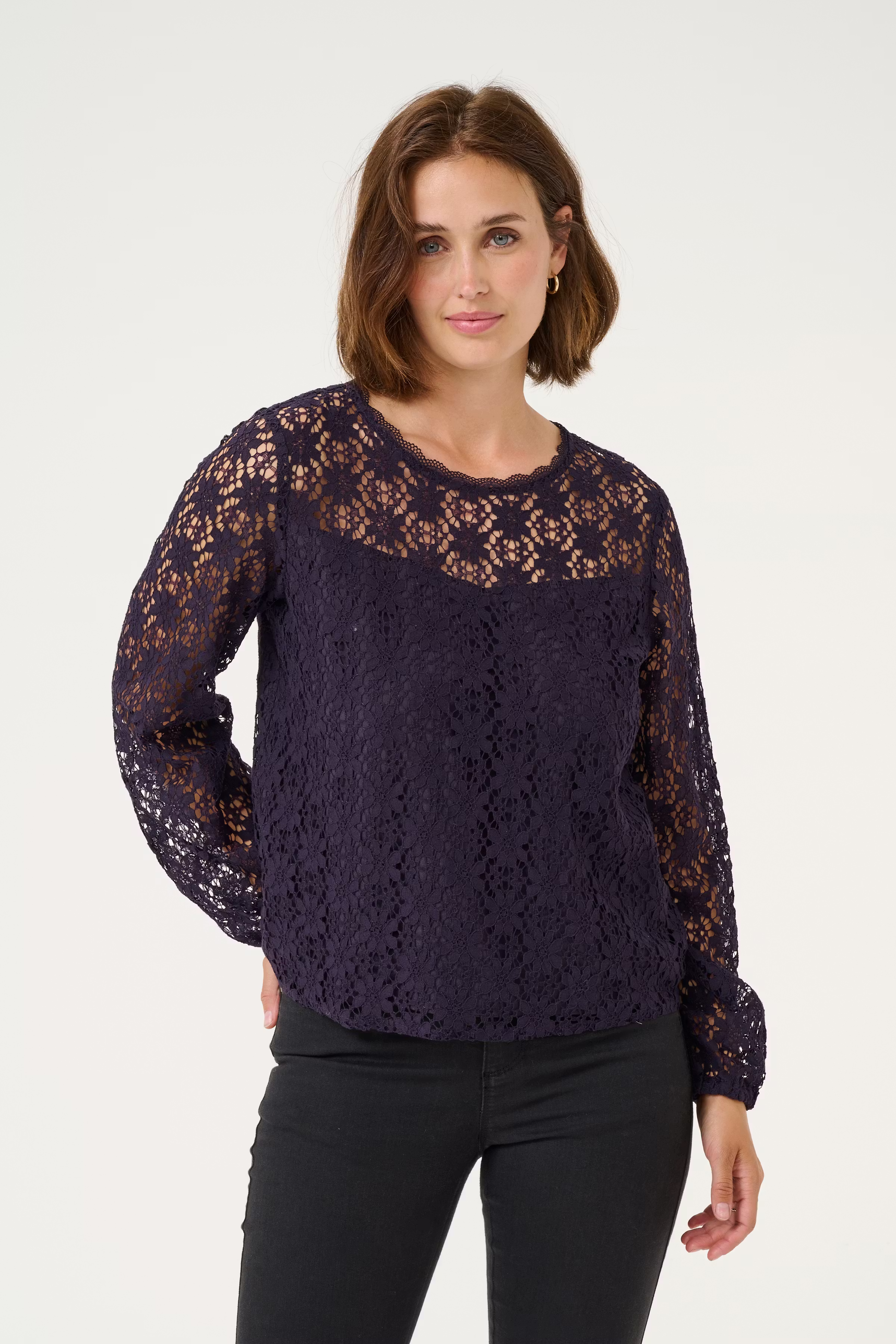 KAsilje Spetsblus LOOKBOOK FRONT 10509635-106557