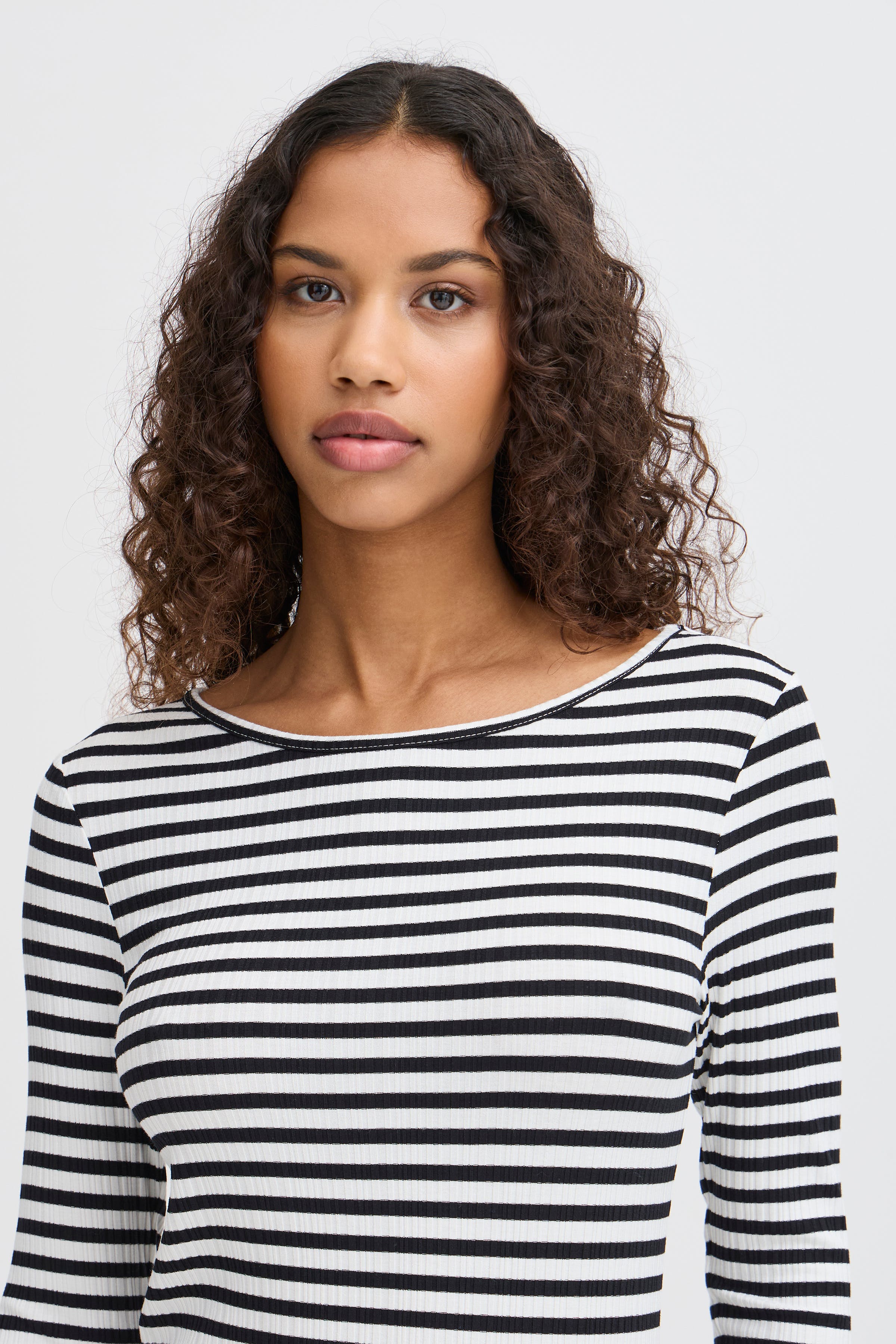 IHCELLA T-shirt LOOKBOOK DETAIL 20122819-204416