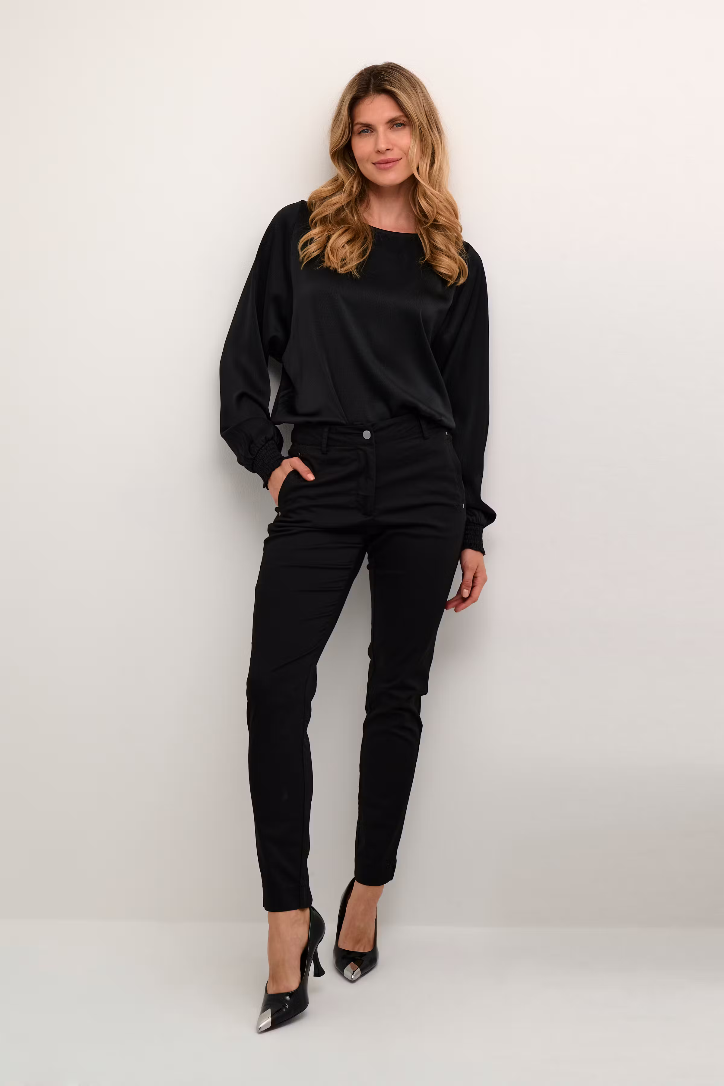 KAlea Trousers LOOKBOOK FRONT 10508120-100121