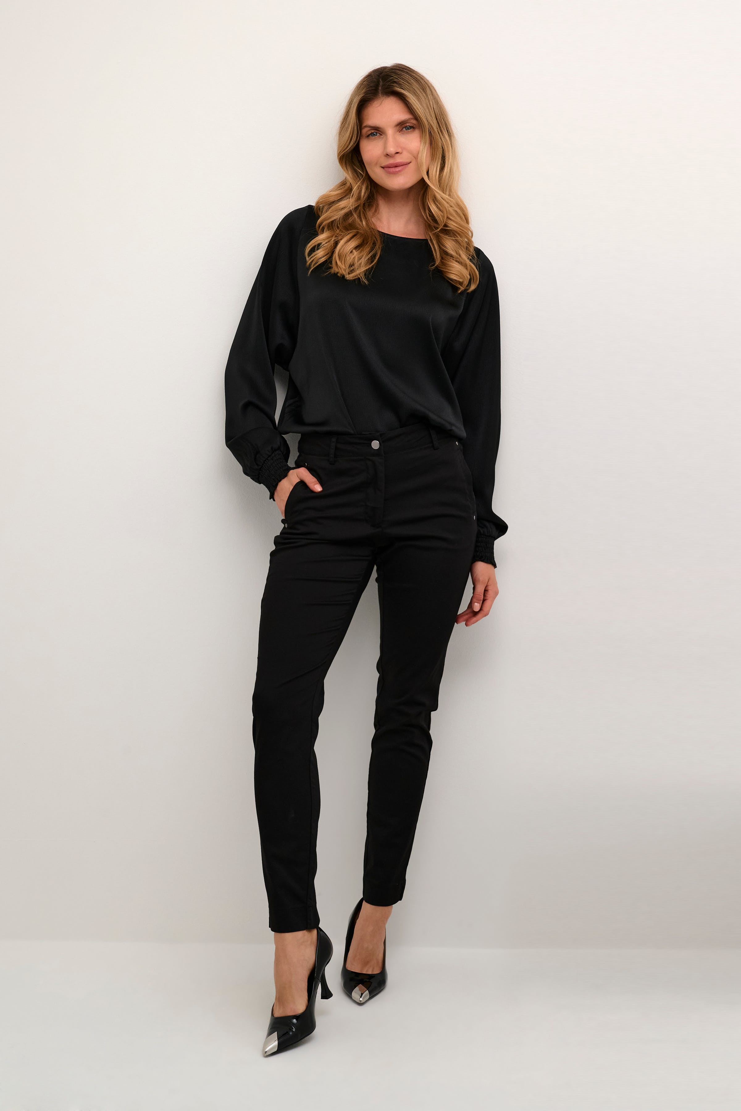 KAlea Trousers LOOKBOOK FRONT 10508120-100121