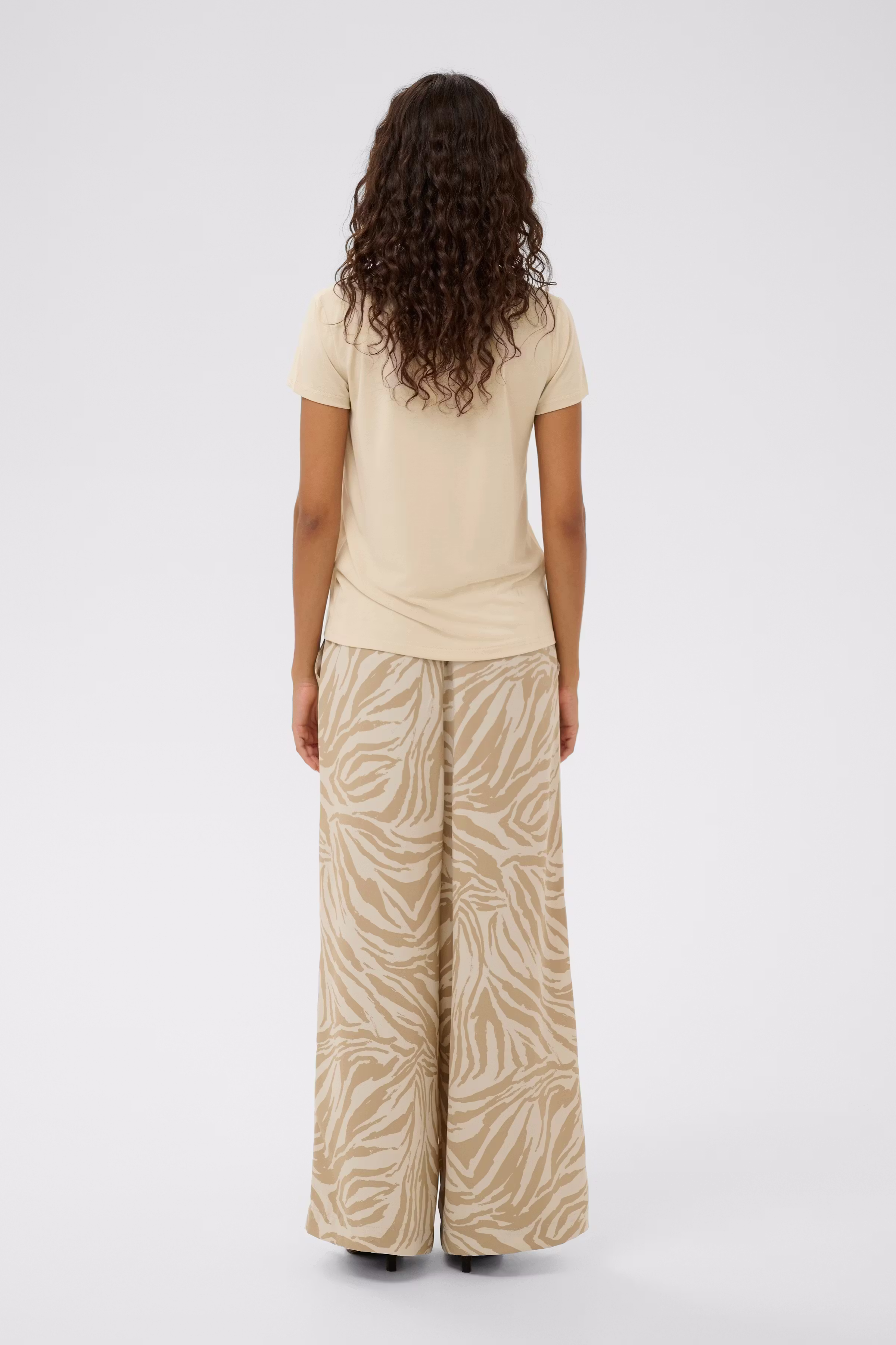 SLColumbine V-neck T-shirt LOOKBOOK BACK 30404284-130401