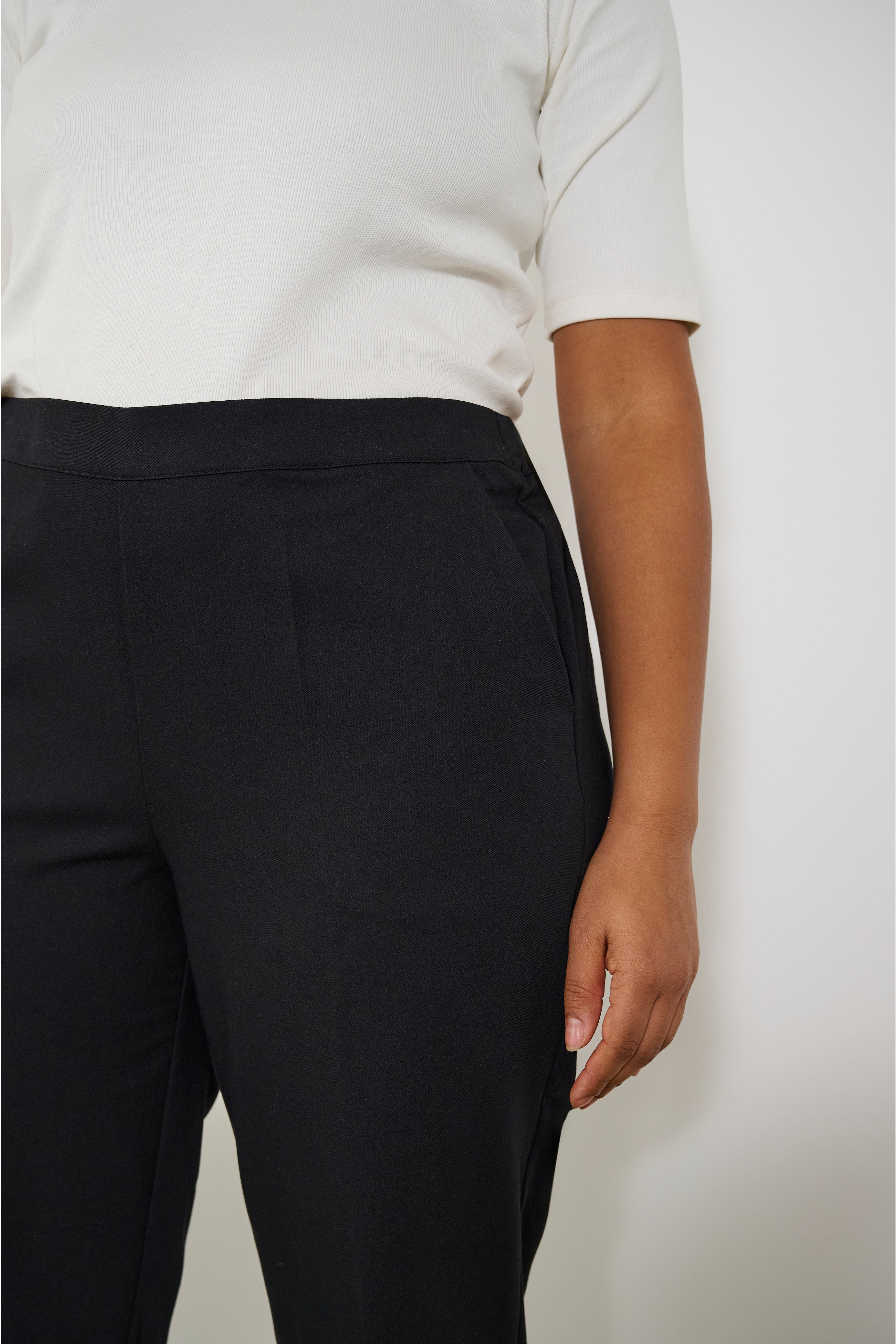 KCsakira Broek LOCATION NONE 10580650-100121