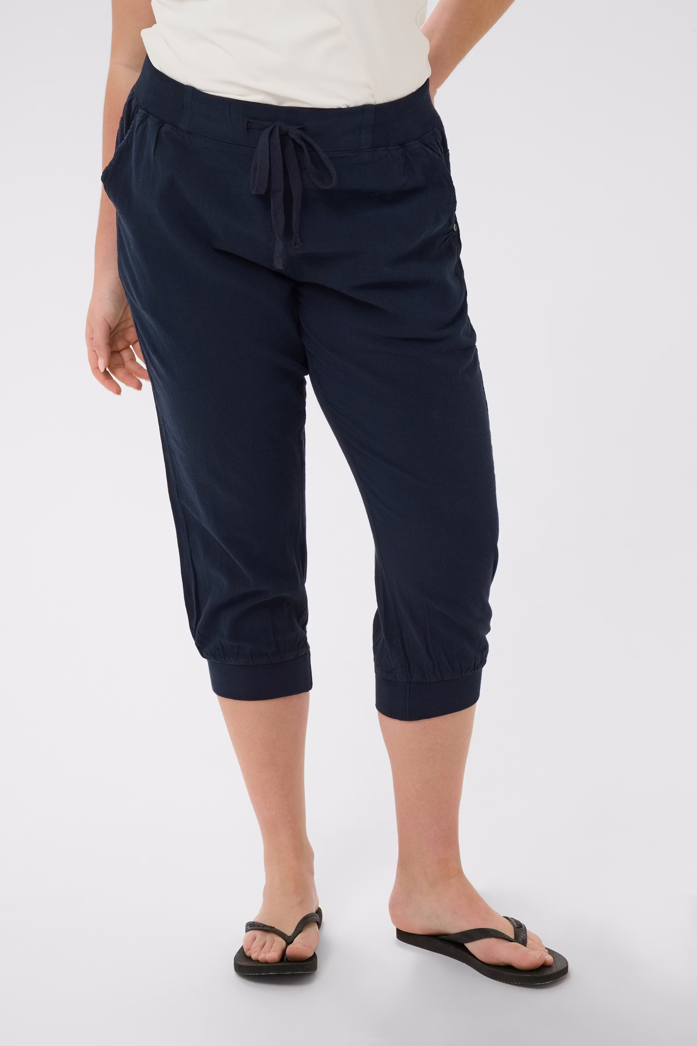 KCnana Capri pants LOOKBOOK FRONT 10580057-194020