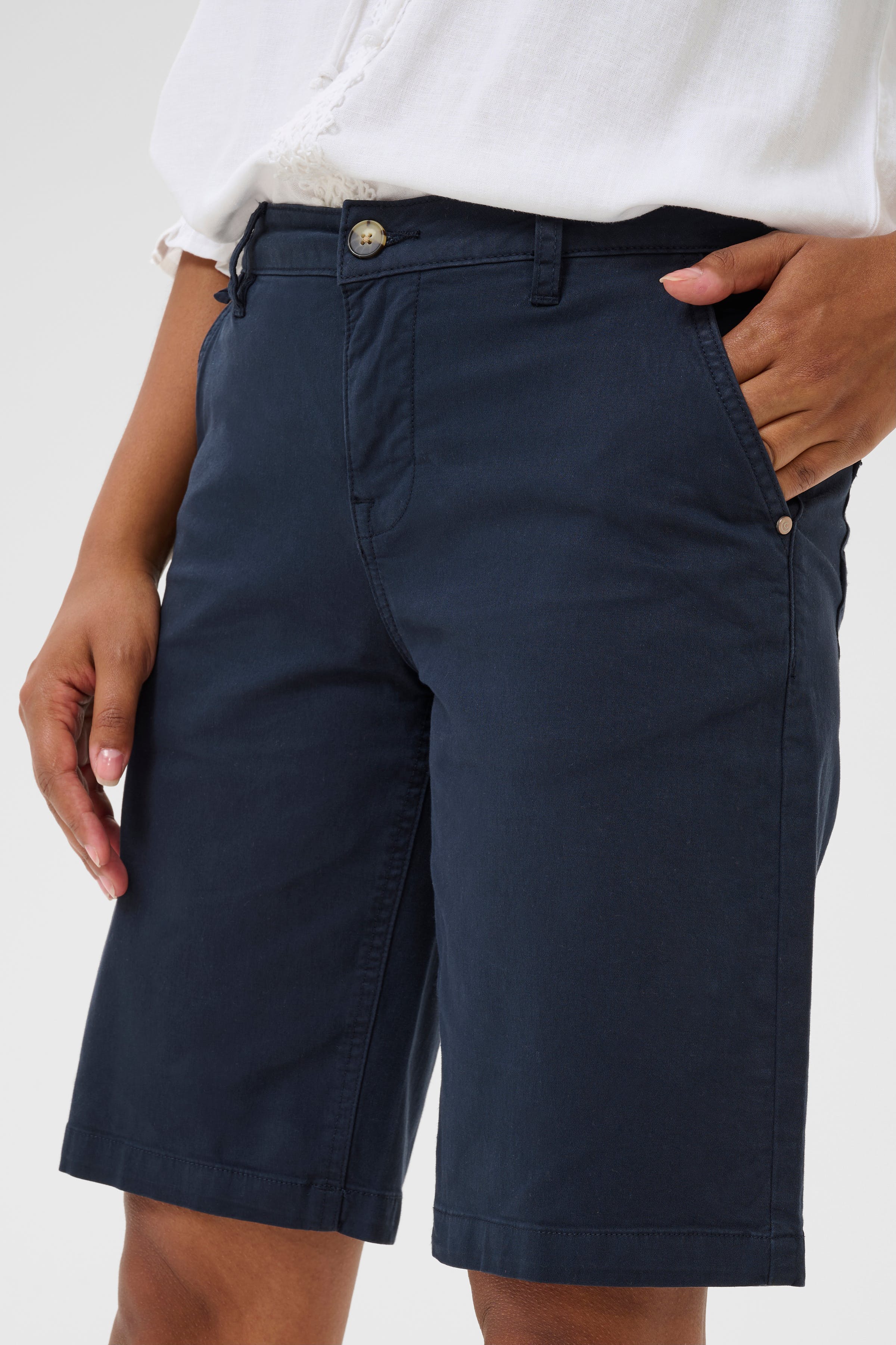 CRBerta Shorts LOOKBOOK DETAIL 10613650-193923