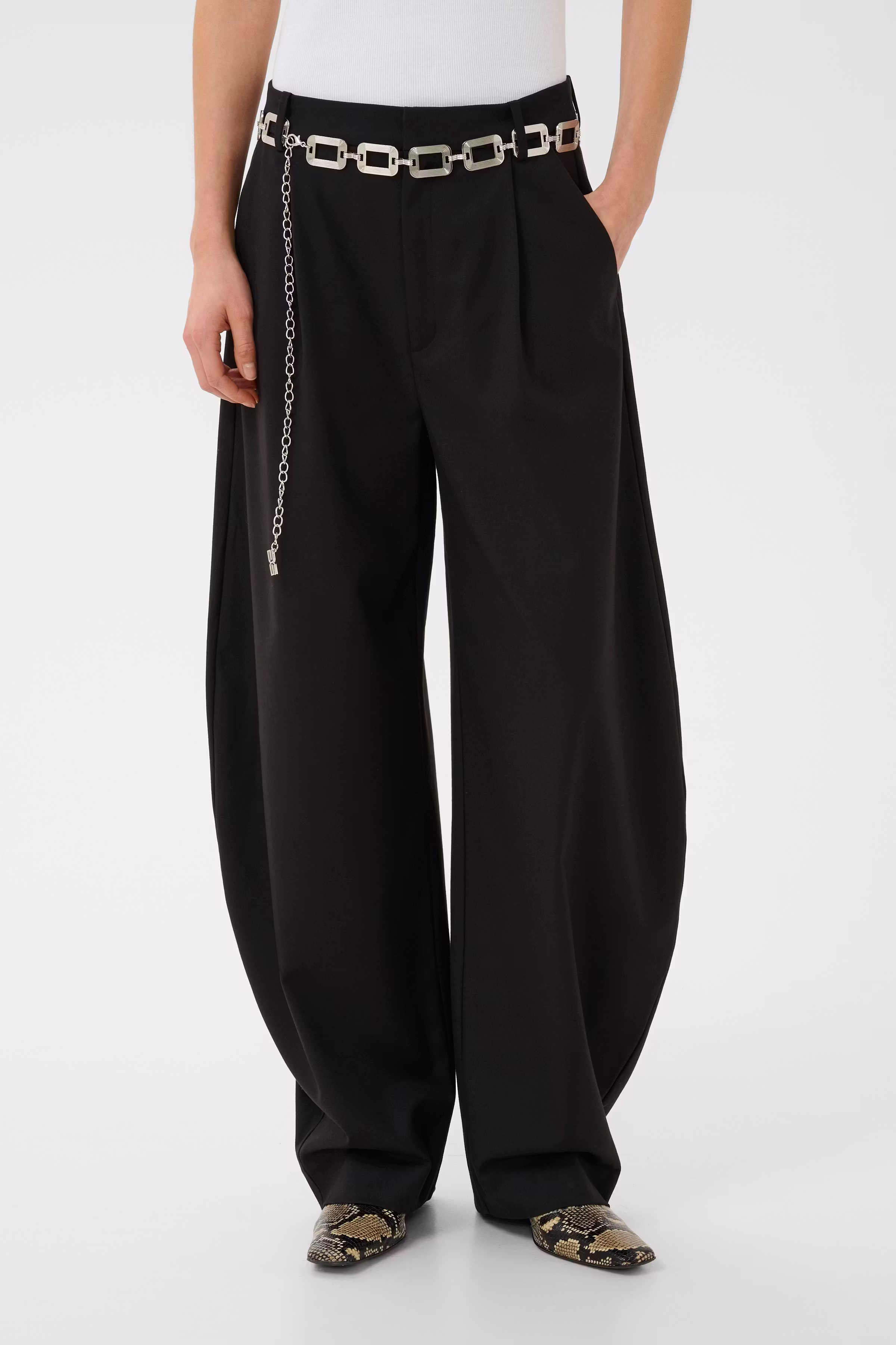 GZcallia Barrel pants LOOKBOOK FRONT 10910449-100017