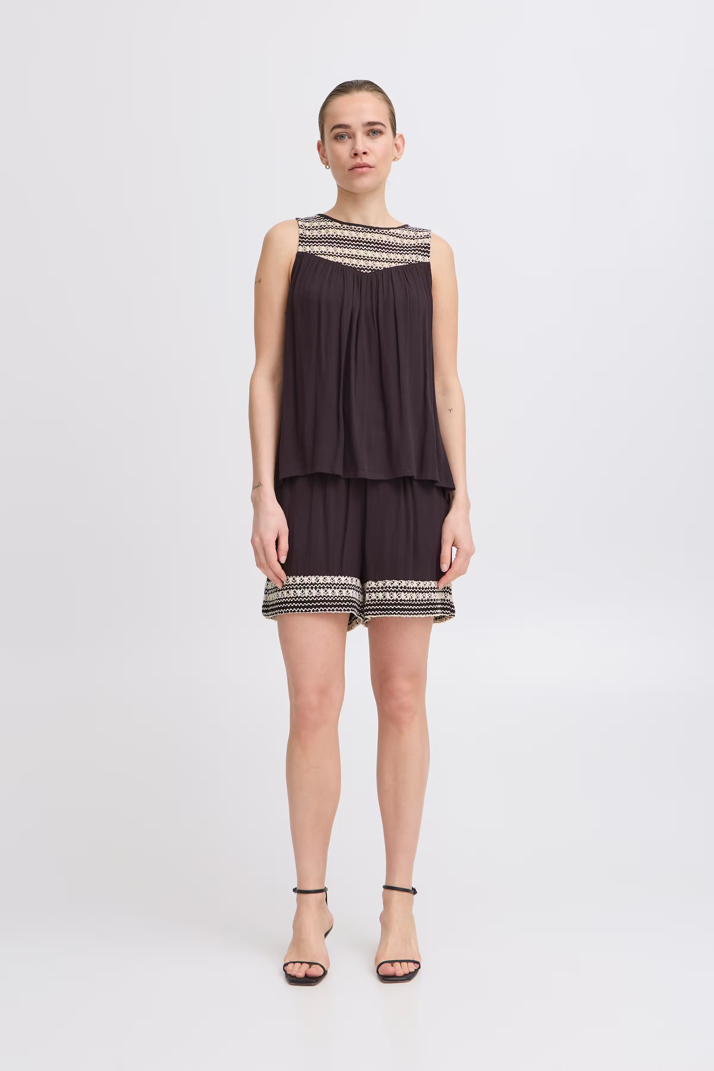 IHRAGNI Top LOOKBOOK FRONT 20123291-194008