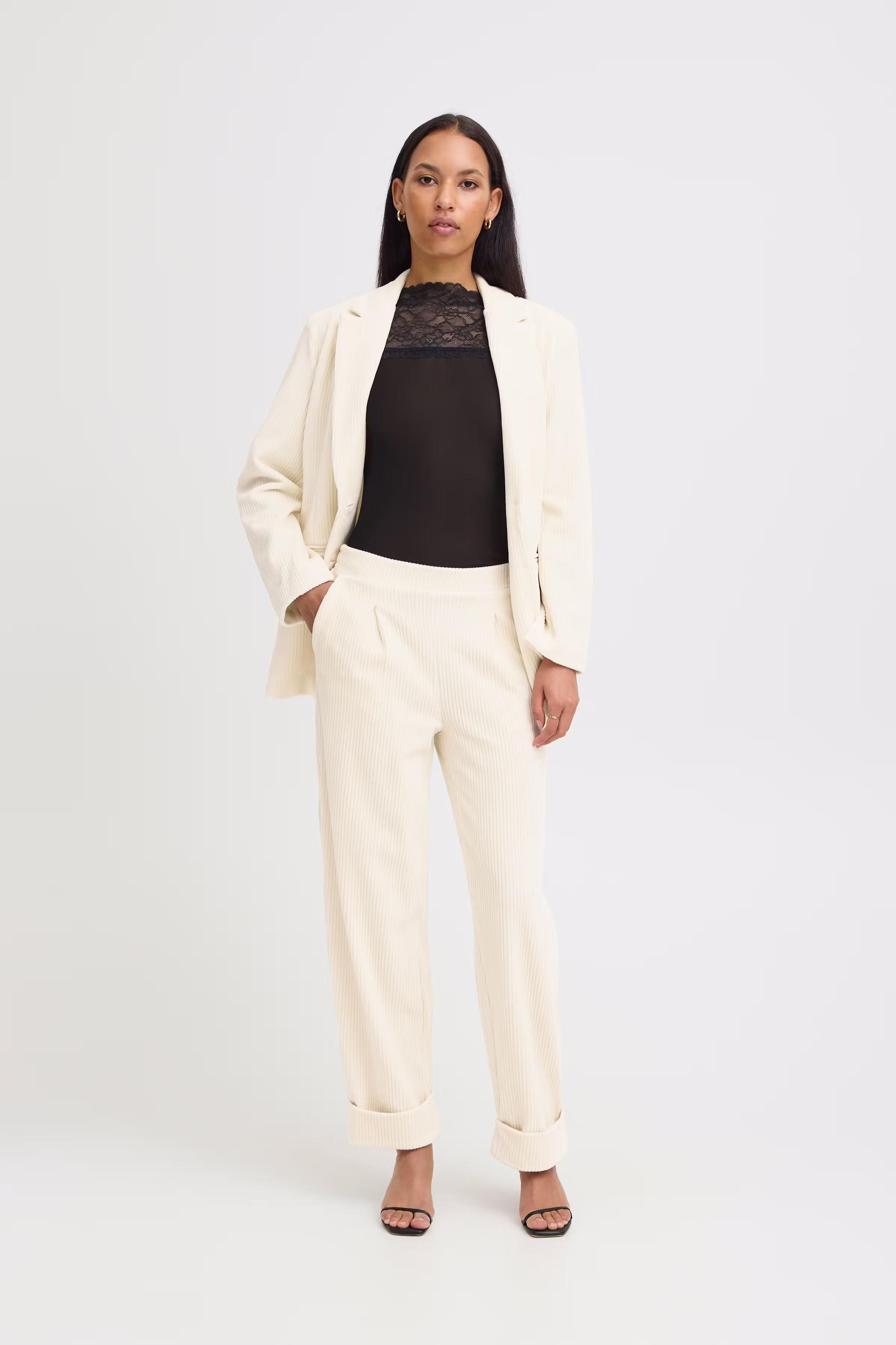 IHTAMARY Byxor LOOKBOOK FRONT 20121620-124301