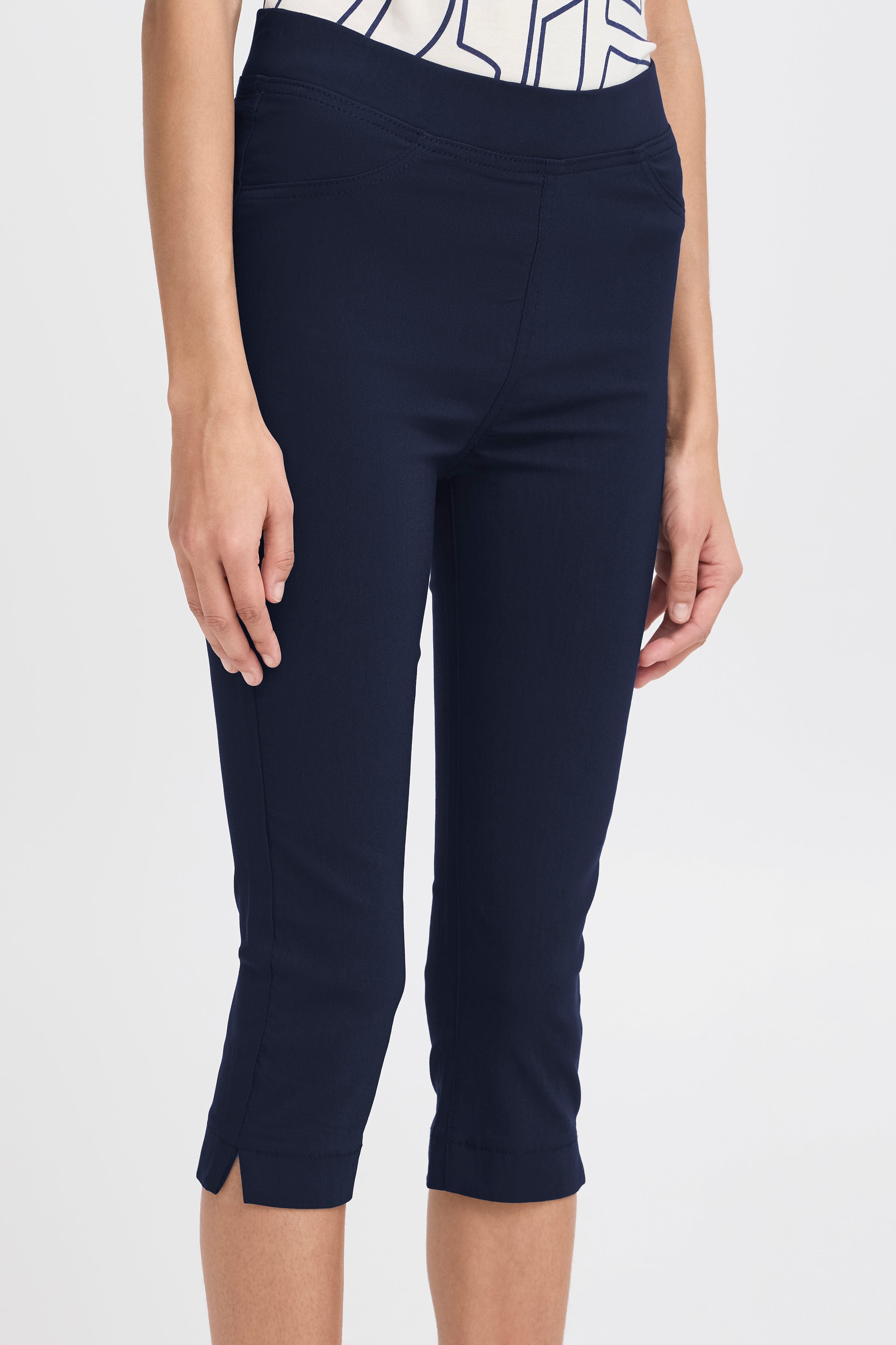 BYKEIRA Capri pants LOOKBOOK DETAIL 20805612-194020